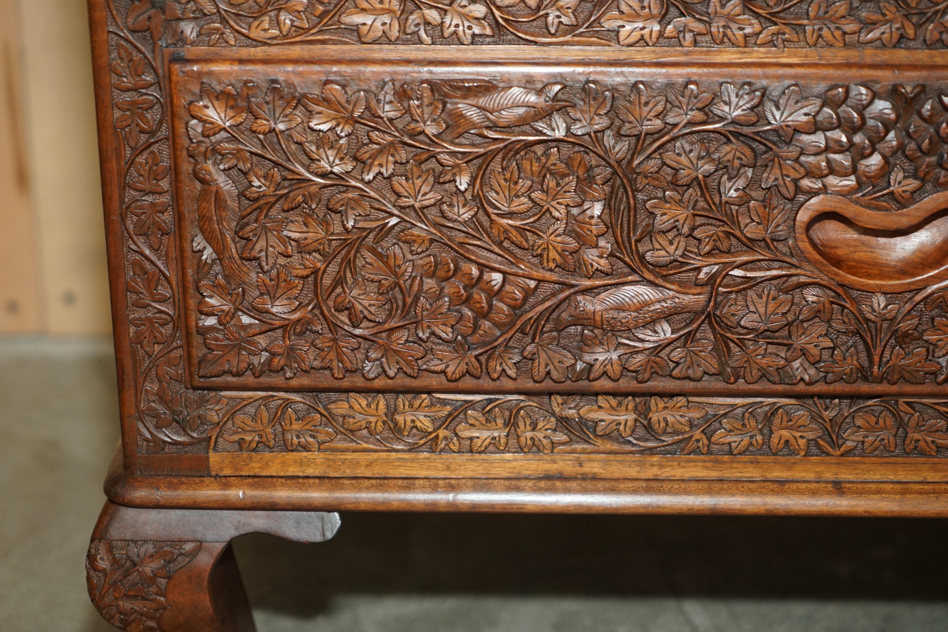 Legno massiccio BAR BAR DI BIBLIOTECA CON CHIAVE ANTIQUE ORNATAMENTE INCISO DI COLONIAL BRITANNICO in vendita