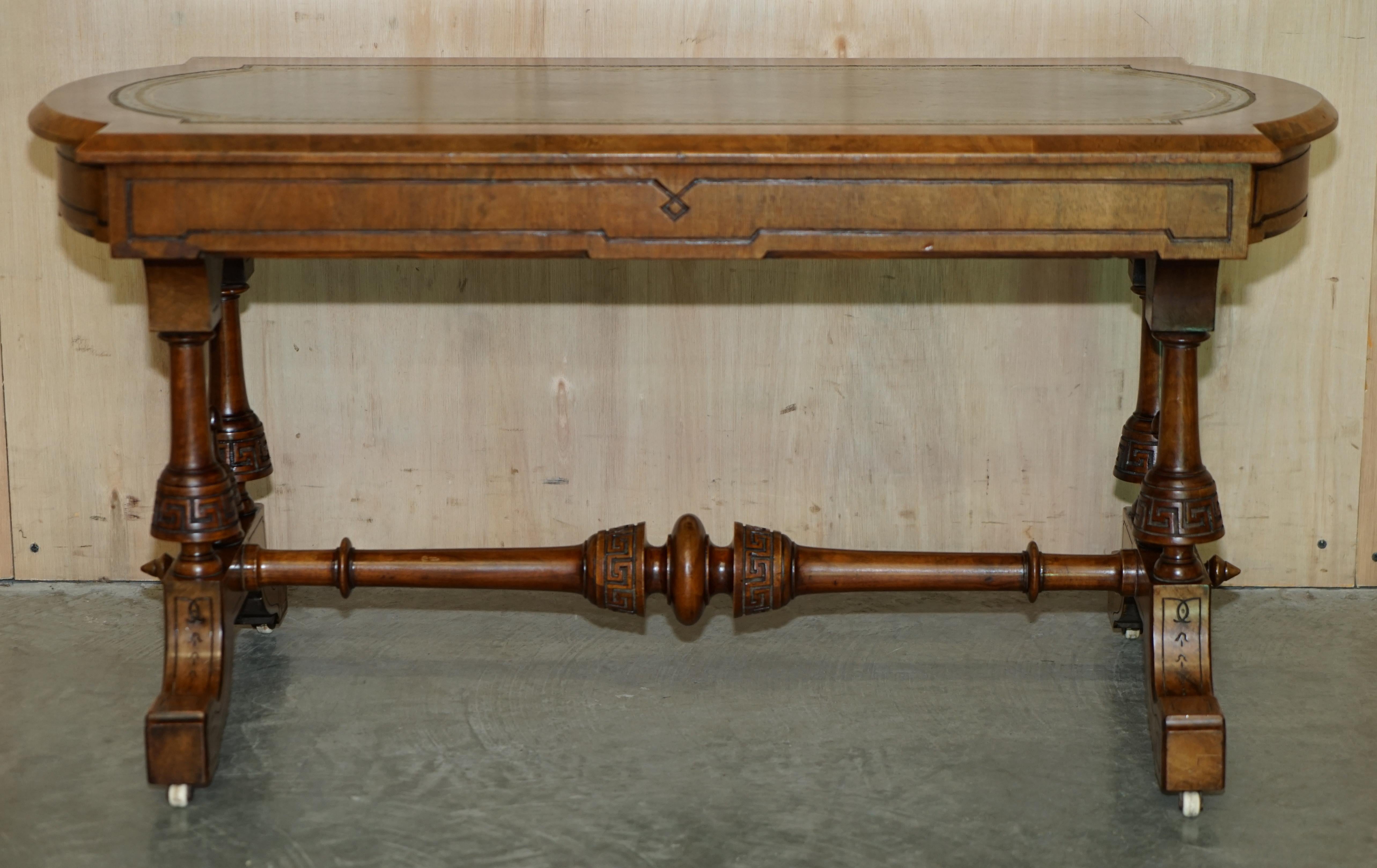 ANTiQUE TABLE À COCKTAIL EN CUIR DE BOURGEON VERT ORNELLEMENT Taillée par BURR & BURL en vente 8