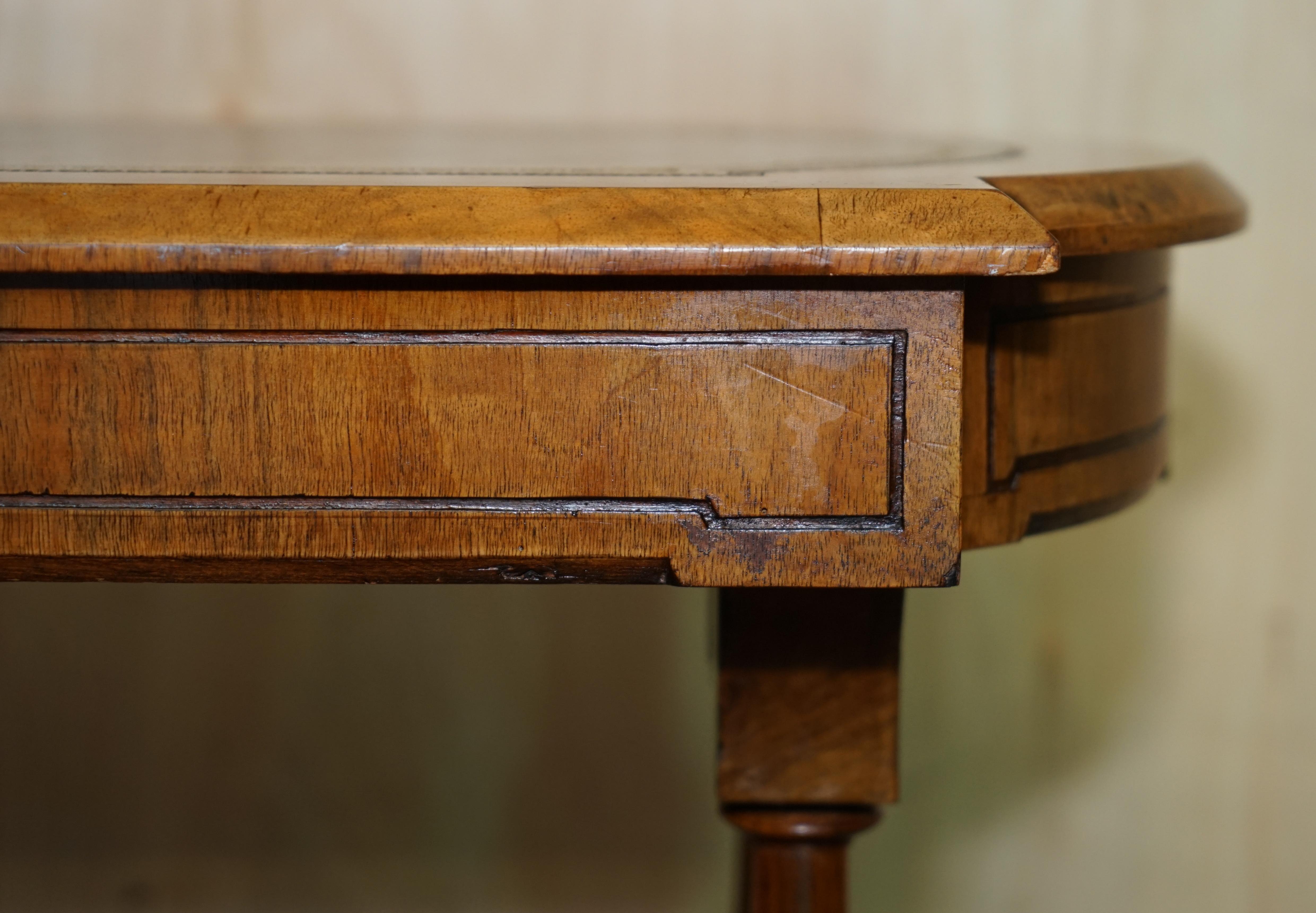 ANTiQUE TABLE À COCKTAIL EN CUIR DE BOURGEON VERT ORNELLEMENT Taillée par BURR & BURL en vente 1
