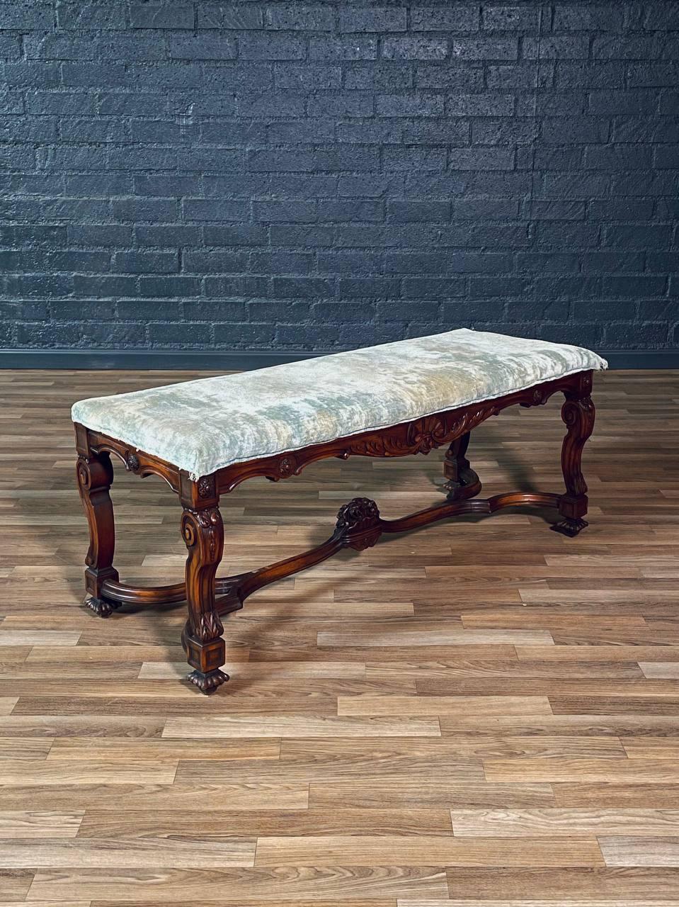 Zustand: Original Vintage Condition, neue Polsterung empfohlen 
MATERIALIEN: Nussbaum, Original Distressed Fabric 

Diese exquisite italienische Bank zeigt die Opulenz barocker Handwerkskunst mit kunstvoll geschnitzten Walnussdetails, geschwungenen