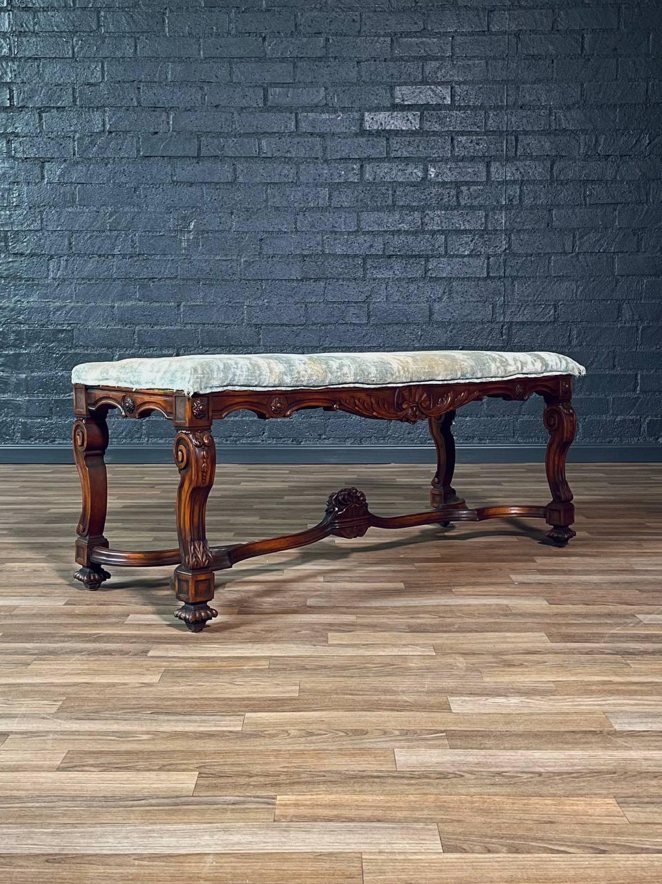 Antike kunstvoll geschnitzte italienische Barock-Stil Nussbaum Bank w / Claw Feet (Moderne der Mitte des Jahrhunderts) im Angebot