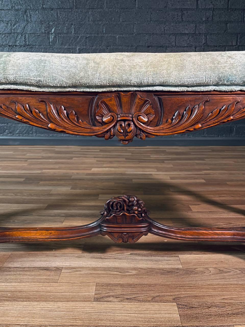 Antike kunstvoll geschnitzte italienische Barock-Stil Nussbaum Bank w / Claw Feet im Zustand „Gut“ im Angebot in Los Angeles, CA