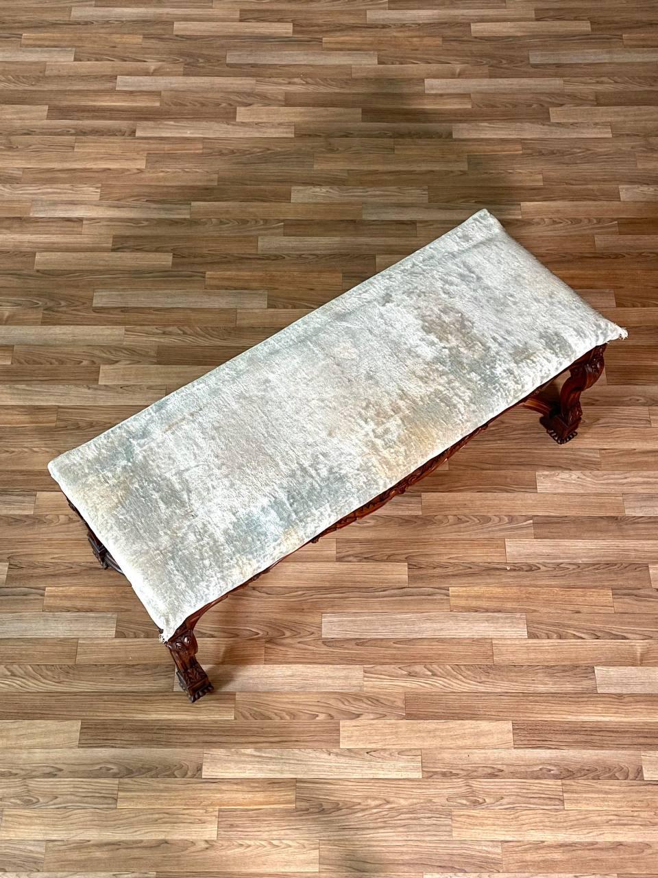 Antike kunstvoll geschnitzte italienische Barock-Stil Nussbaum Bank w / Claw Feet (Frühes 20. Jahrhundert) im Angebot