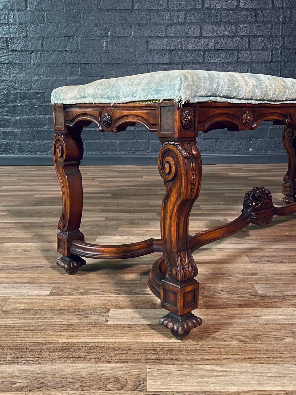 Antike kunstvoll geschnitzte italienische Barock-Stil Nussbaum Bank w / Claw Feet (Stoff) im Angebot