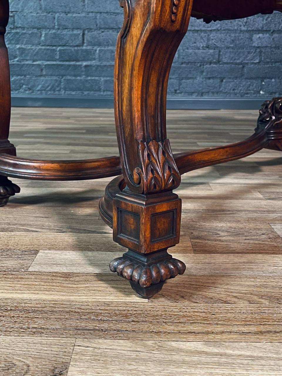 Antike kunstvoll geschnitzte italienische Barock-Stil Nussbaum Bank w / Claw Feet im Angebot 1