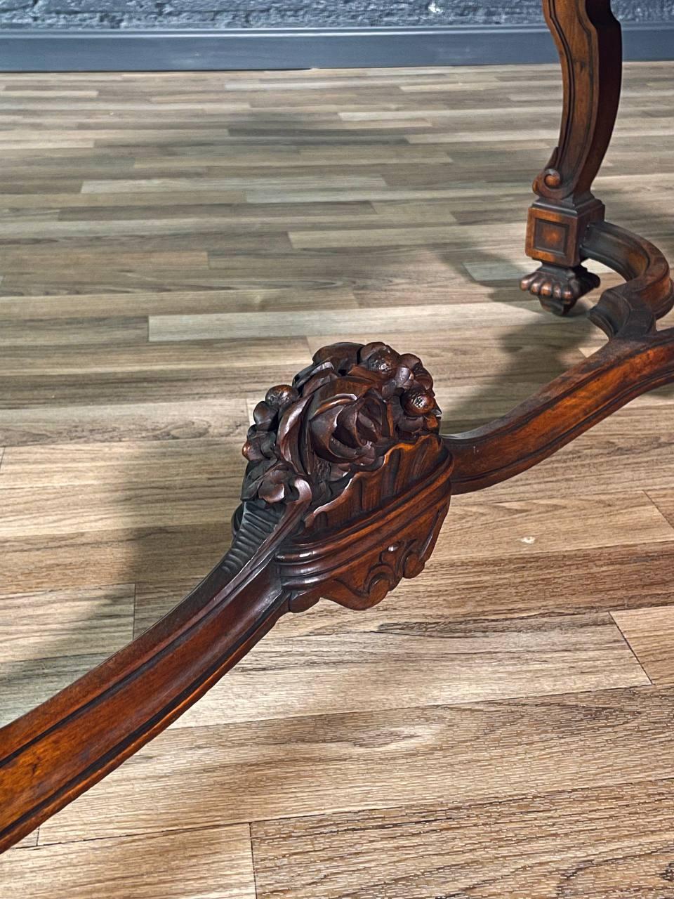 Antike kunstvoll geschnitzte italienische Barock-Stil Nussbaum Bank w / Claw Feet im Angebot 2