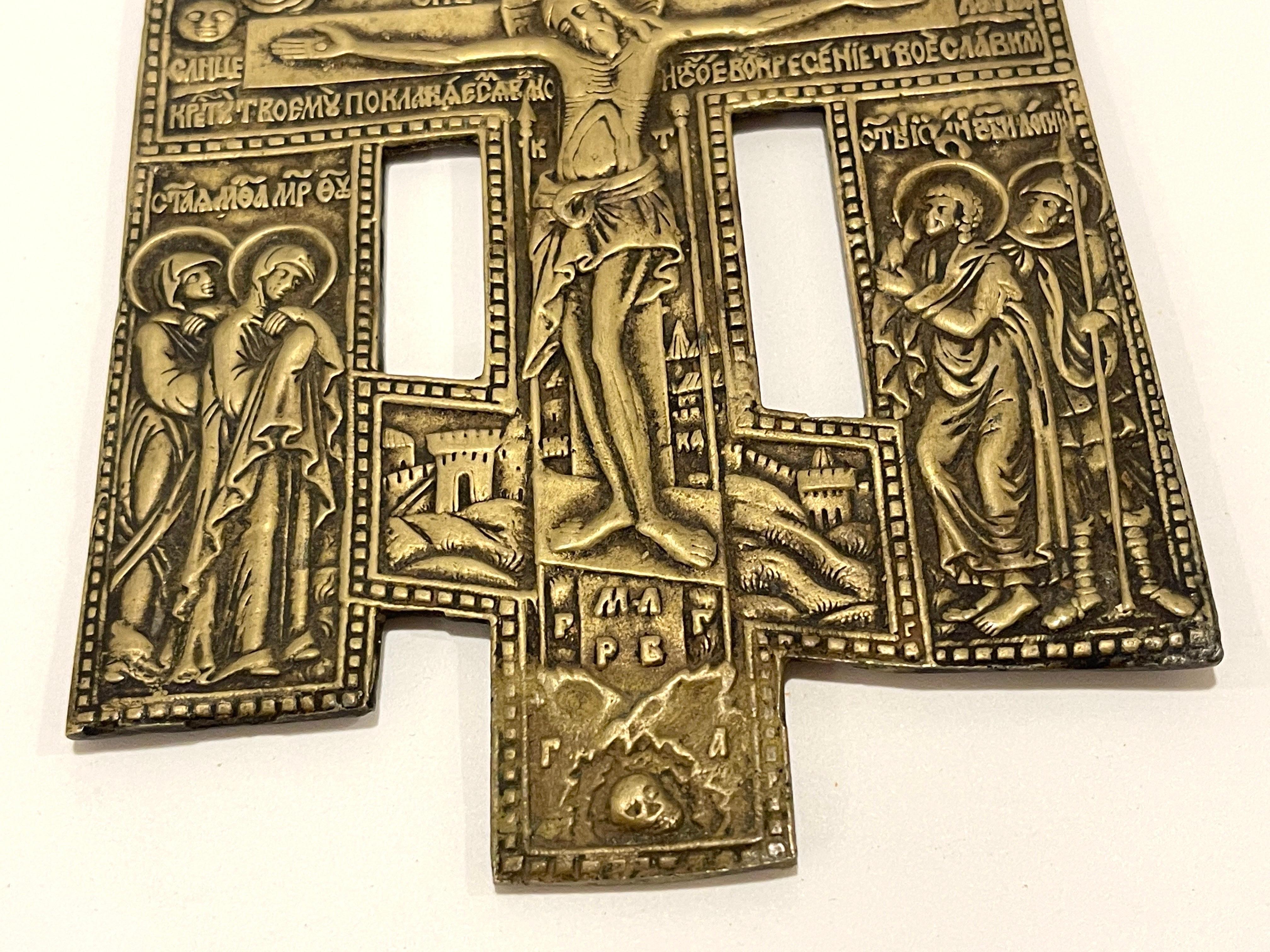 Antikes, kunstvoll gegossenes, vergoldetes russisches, orthodoxes christliches Kreuz oder Kruzifix aus Bronze (Viktorianisch) im Angebot
