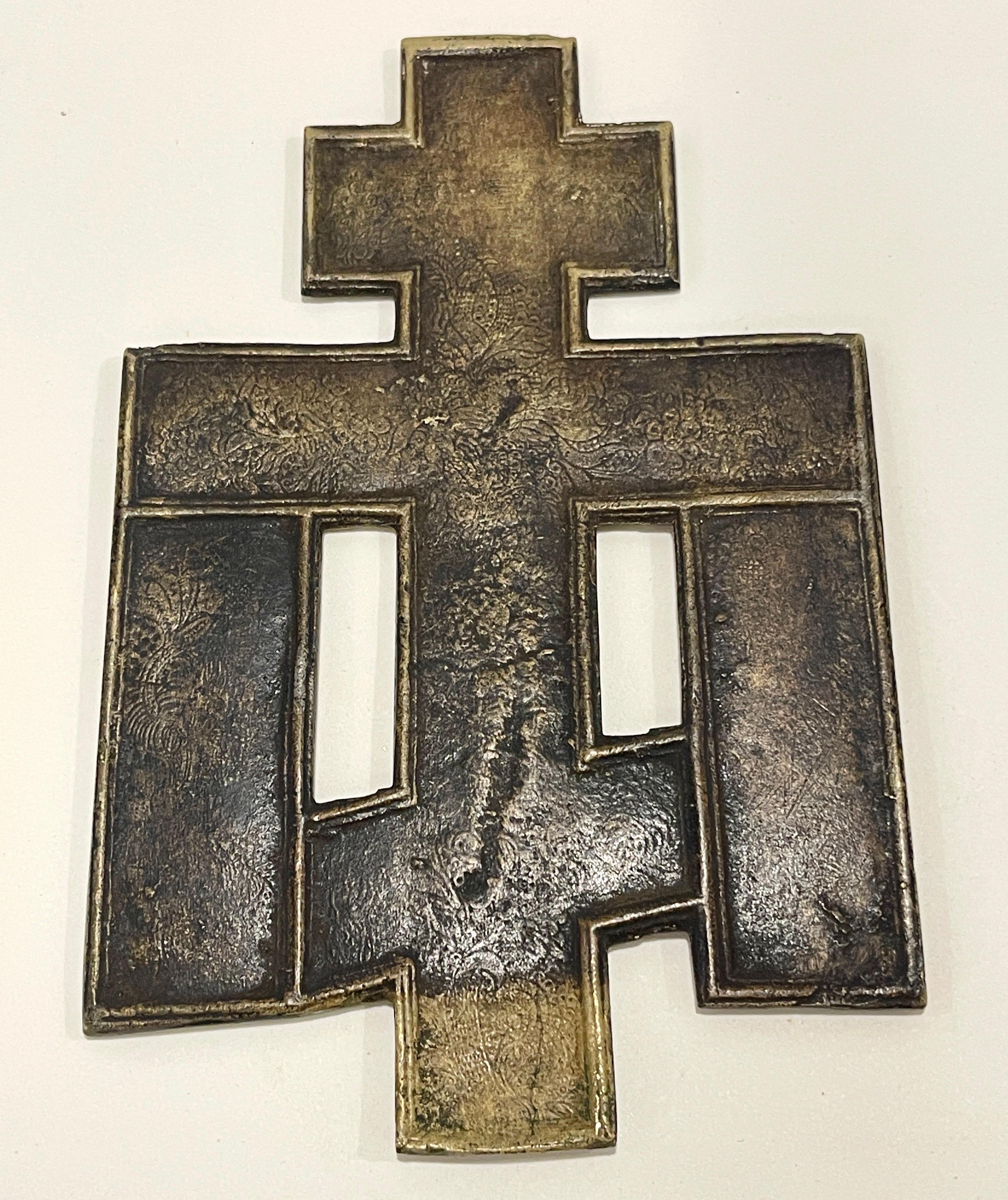 XX secolo Antica croce o crocifisso cristiano ortodosso russo in bronzo dorato e decorato