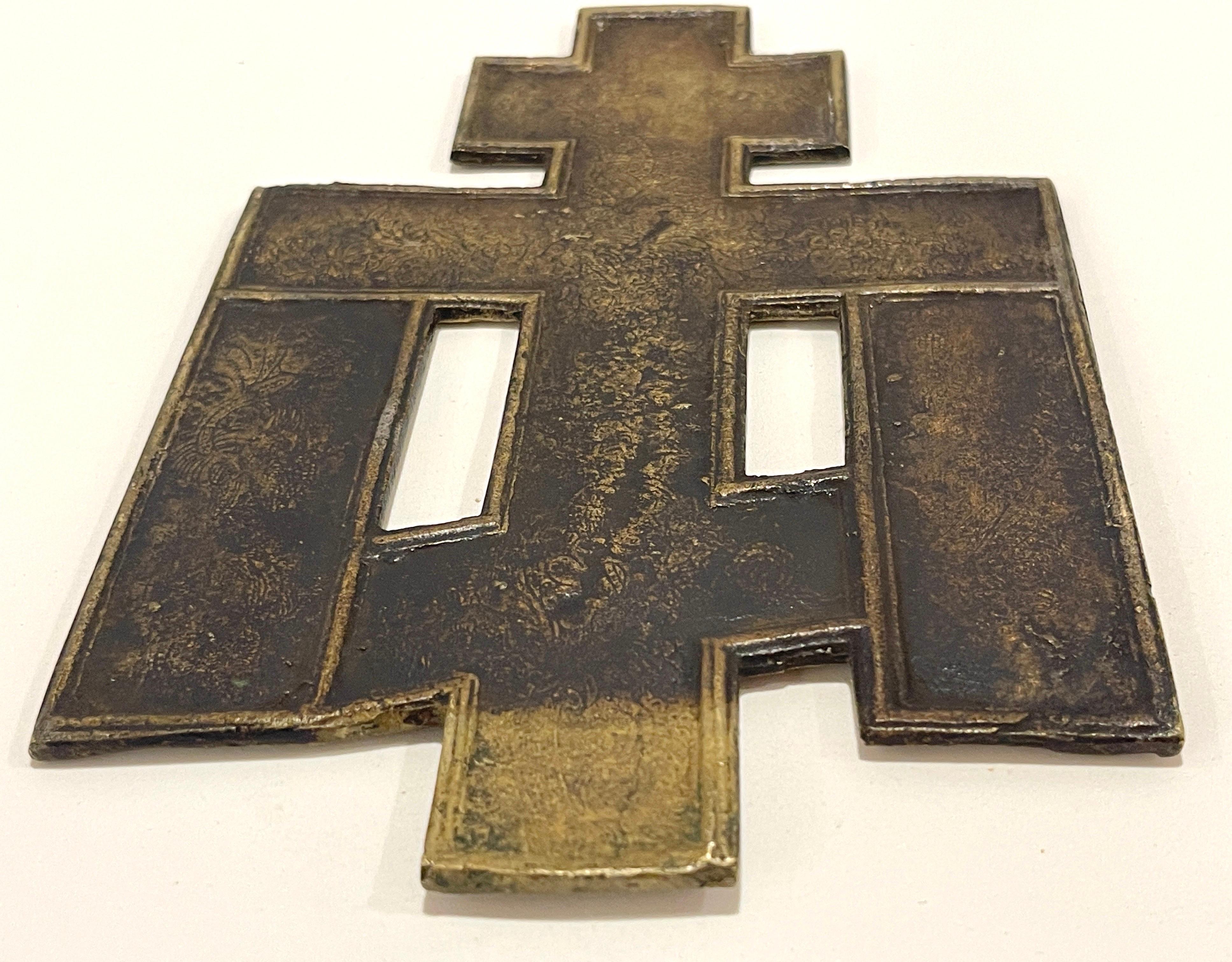 Antikes, kunstvoll gegossenes, vergoldetes russisches, orthodoxes christliches Kreuz oder Kruzifix aus Bronze (20. Jahrhundert) im Angebot
