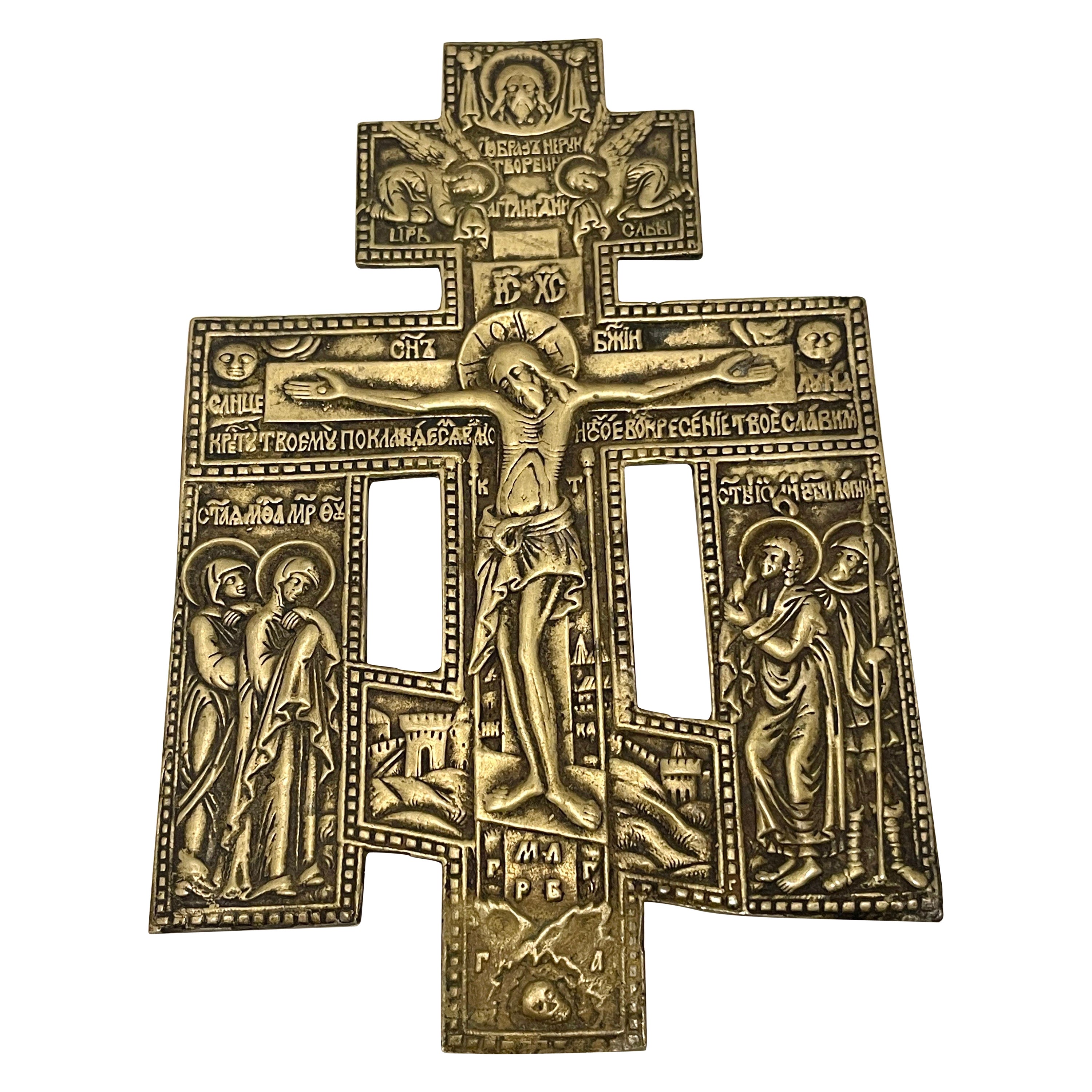 Antica croce o crocifisso cristiano ortodosso russo in bronzo dorato e decorato