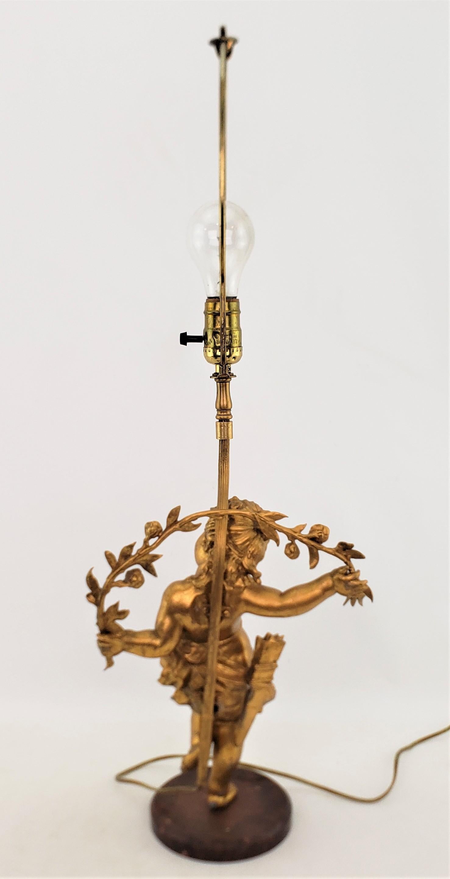 Antike, kunstvoll gegossene und vergoldete, skulpturale Cherub-Tischlampe (Marmor) im Angebot