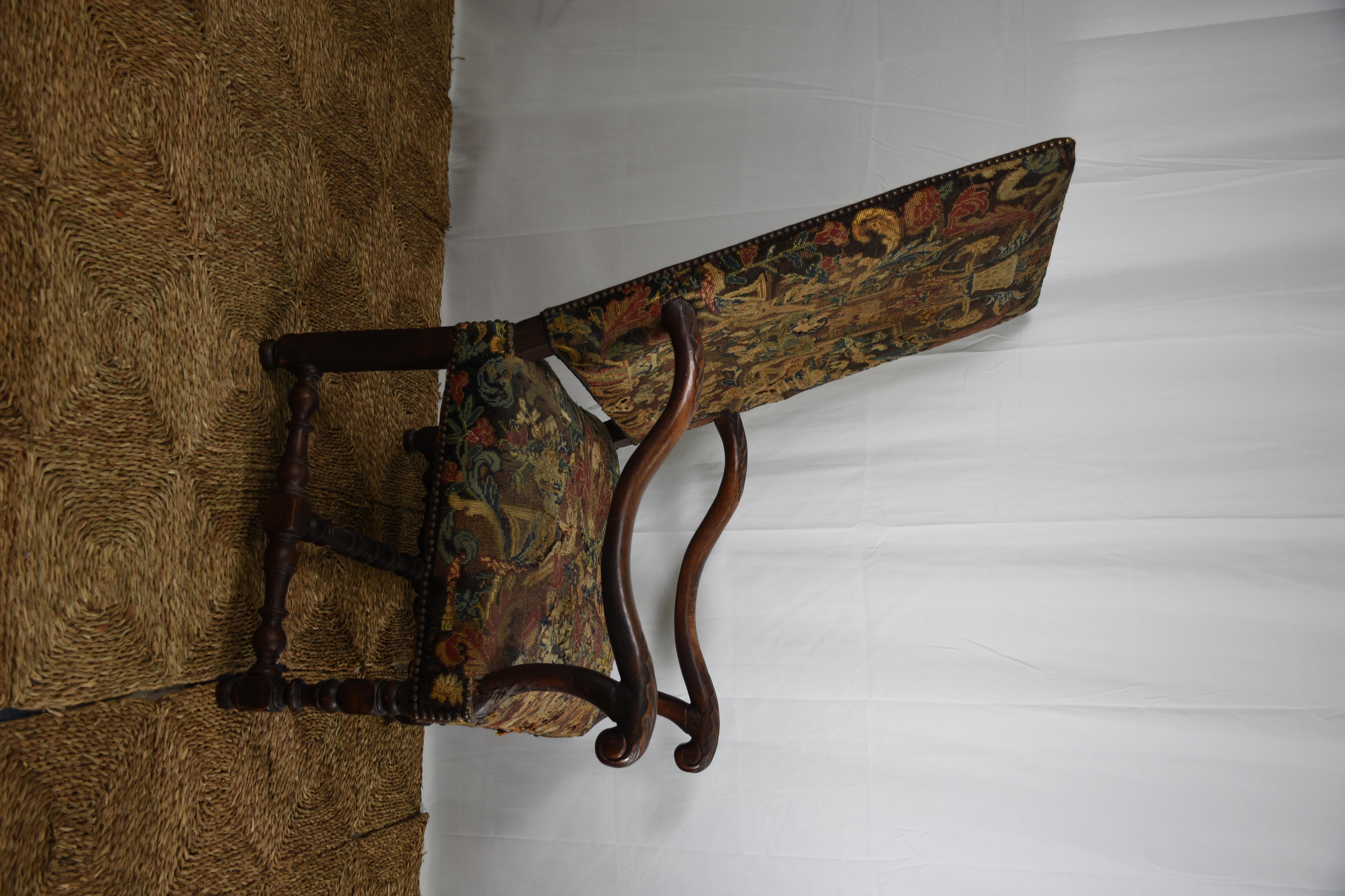 Una superba poltrona antica Os de Mouton, che mostra l'inconfondibile silhouette scultorea dello stile Luigi XIII, con le sue audaci gambe a 