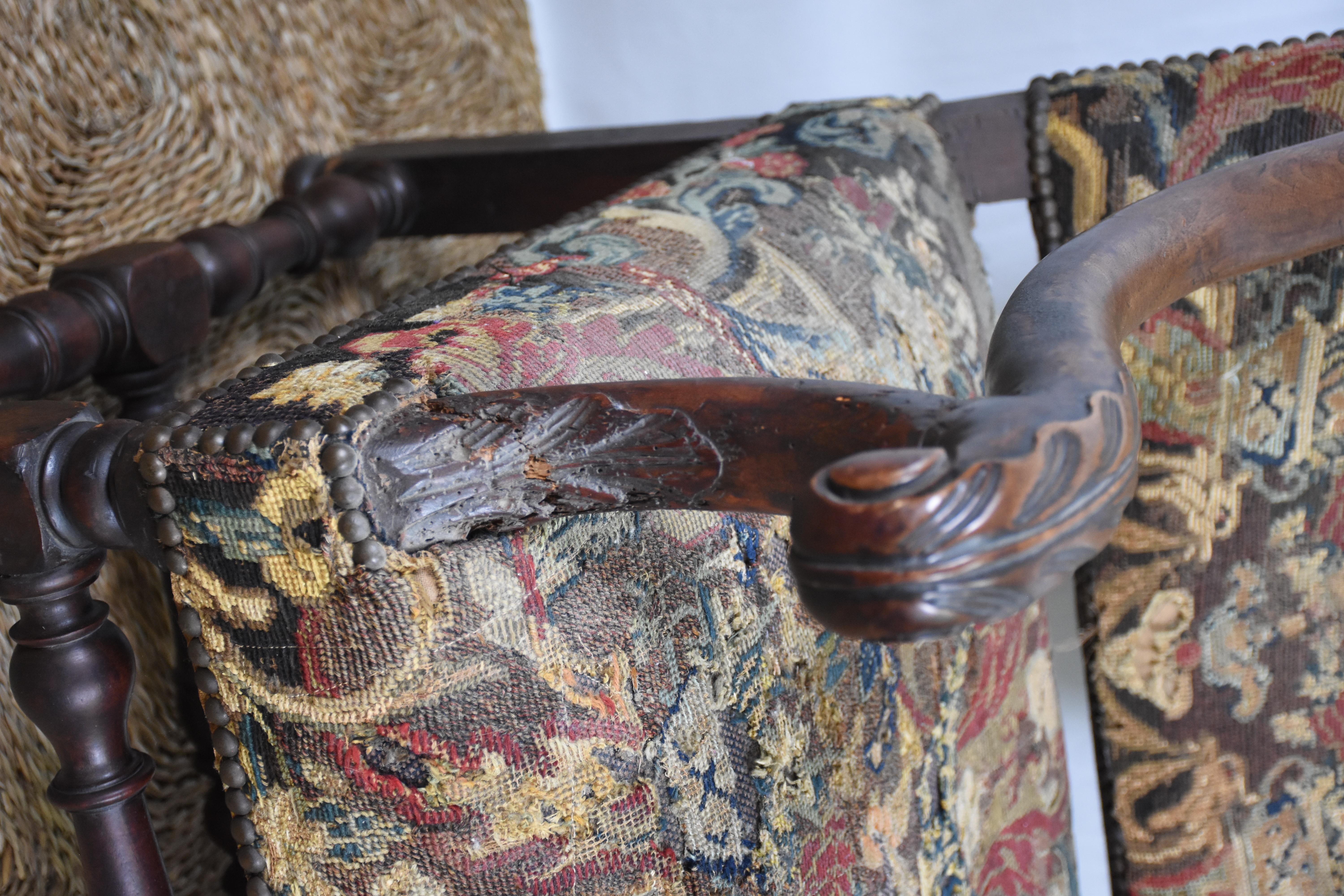 Intagliato a mano Sedia antica Os de Mouton in legno massiccio e tessuto originale con arazzo in vendita