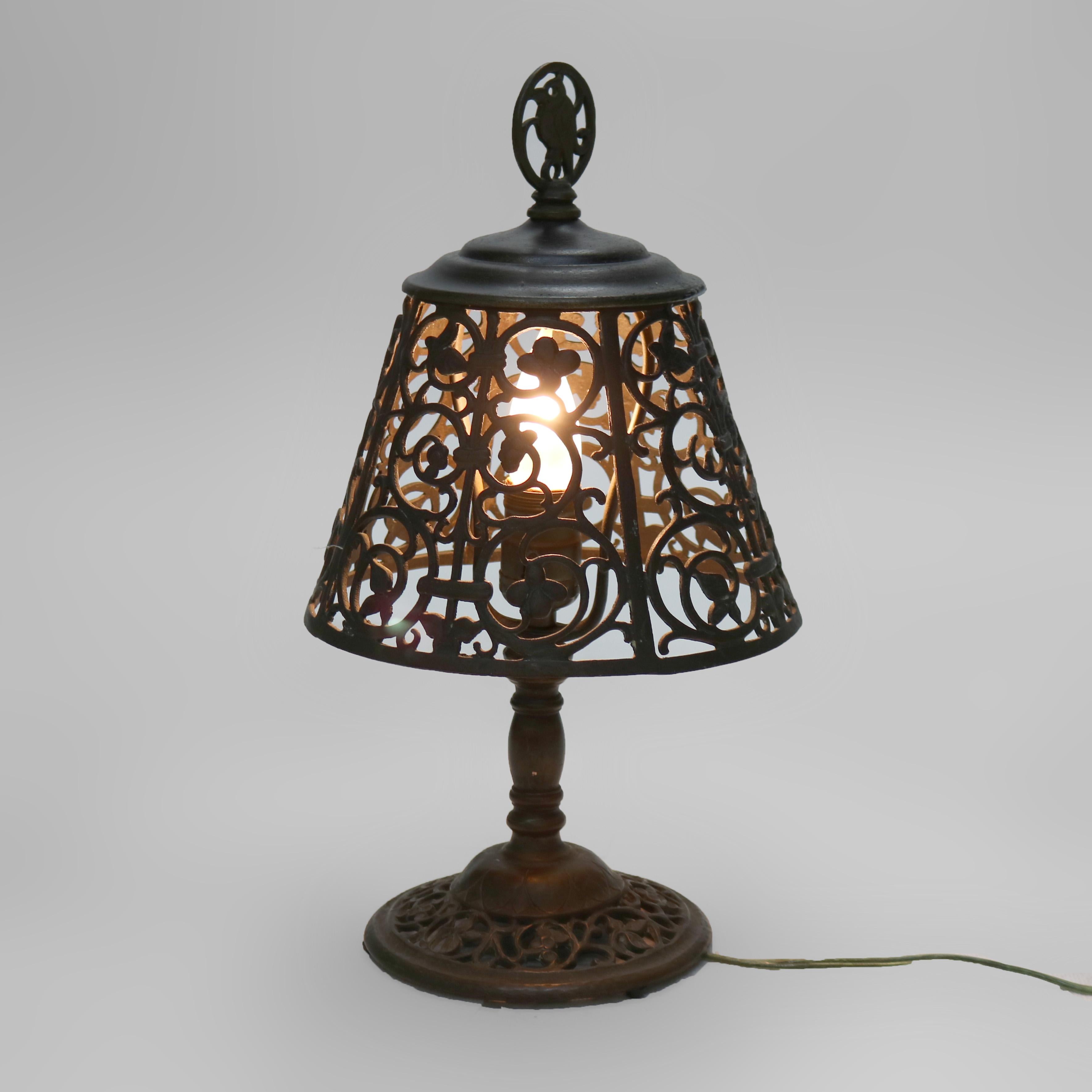 Arts and Crafts Lampe de table ancienne Oscar Bach Arts & Crafts en bronze non signée C1920 en vente