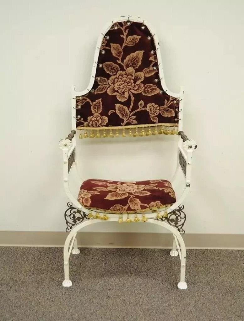 Ancienne chaise à accoudoir en fer forgé et bronze de style Renaissance d'Oscar Bach. Cet article se caractérise par un cadre en fer forgé martelé à la main avec des accents de bronze, une forme haute et majestueuse, un style renaissance classique.