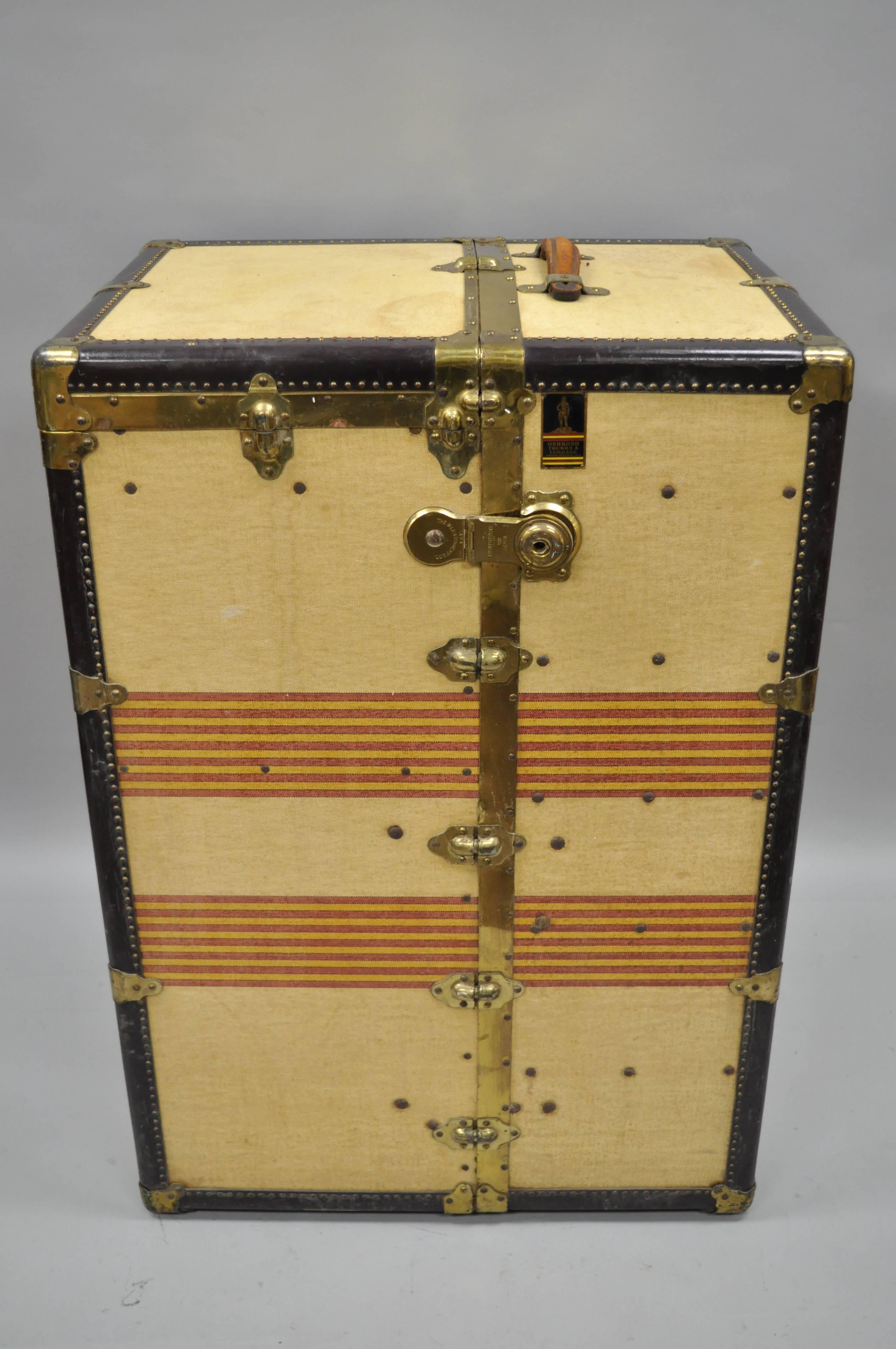 Antiker Oshkosh The Chief Wardrobe Dampferkoffer. Der Schrank ist voll ausgestattet:: mit original verpacktem Bügelbrett:: Holzbügeln und Originaletikett. Sechs Schubladen:: hochwertige amerikanische Handwerkskunst:: ca. 1930er Jahre. Abmessungen: