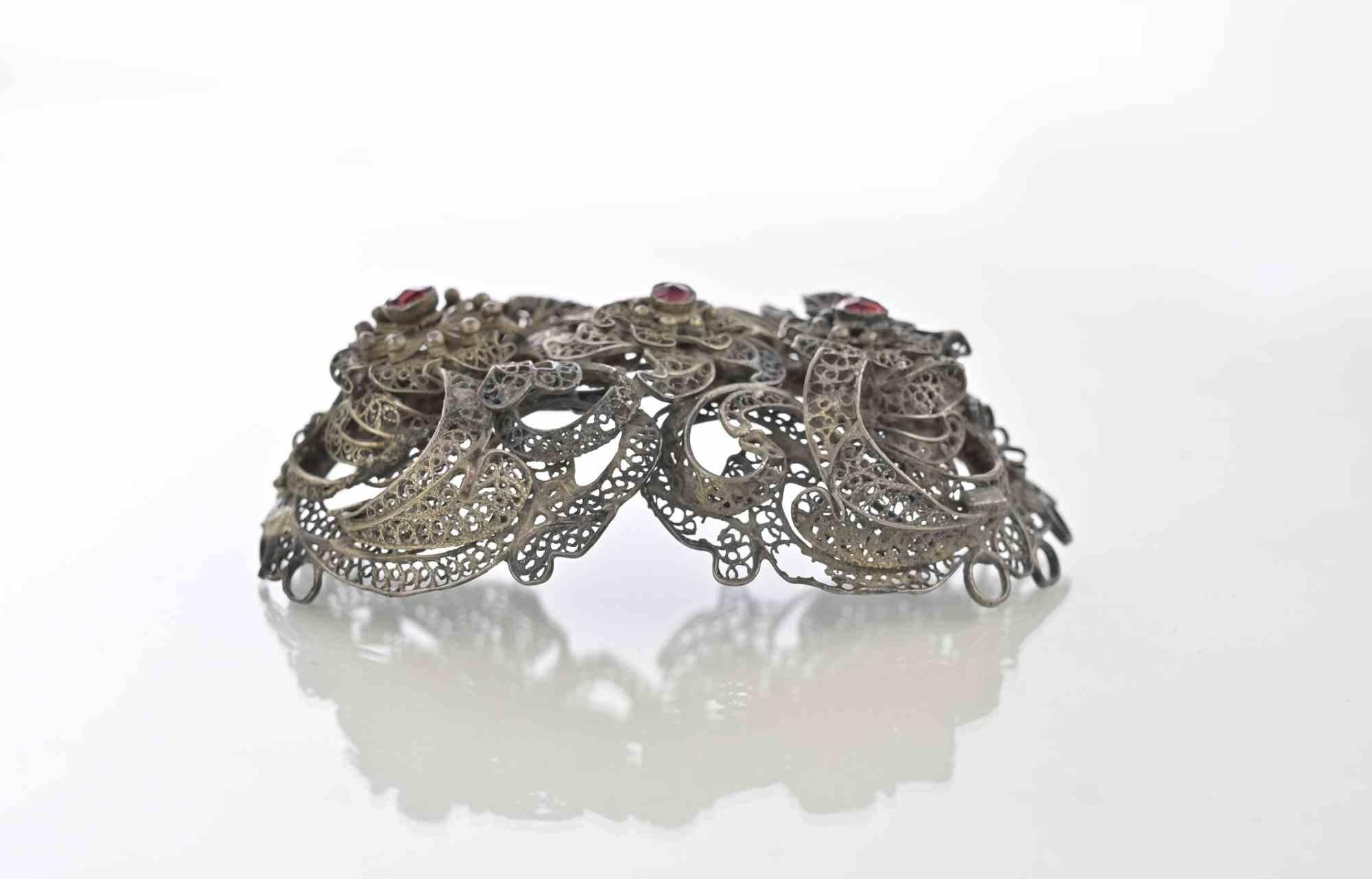 Boucle de ceinture ottomane ancienne, dorée, avec trois pierres rouges.

Très bon état.