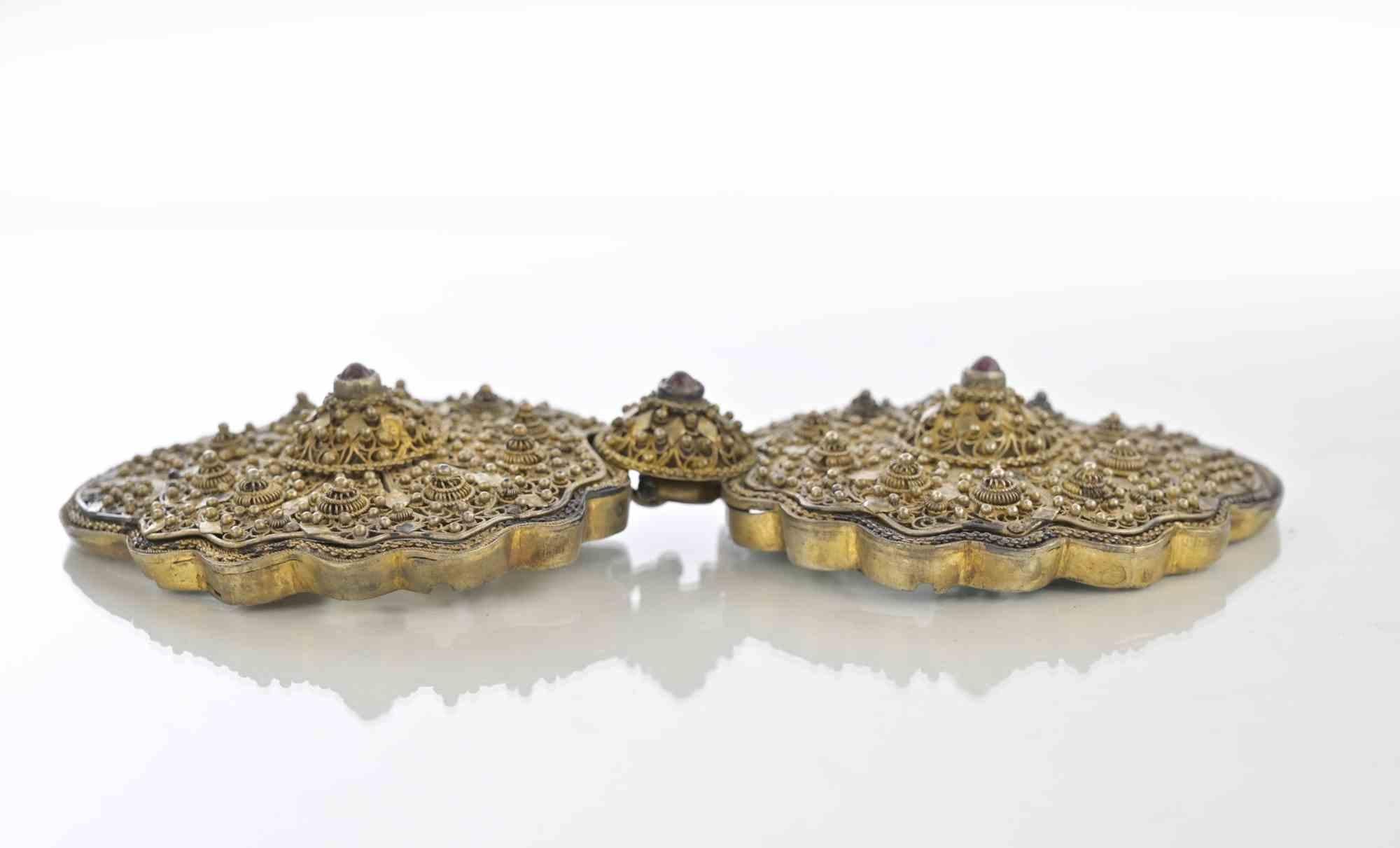 Boucle de ceinture ottomane ancienne, dorée, avec des pierres rouges au centre de chaque élément.

Très bon état.