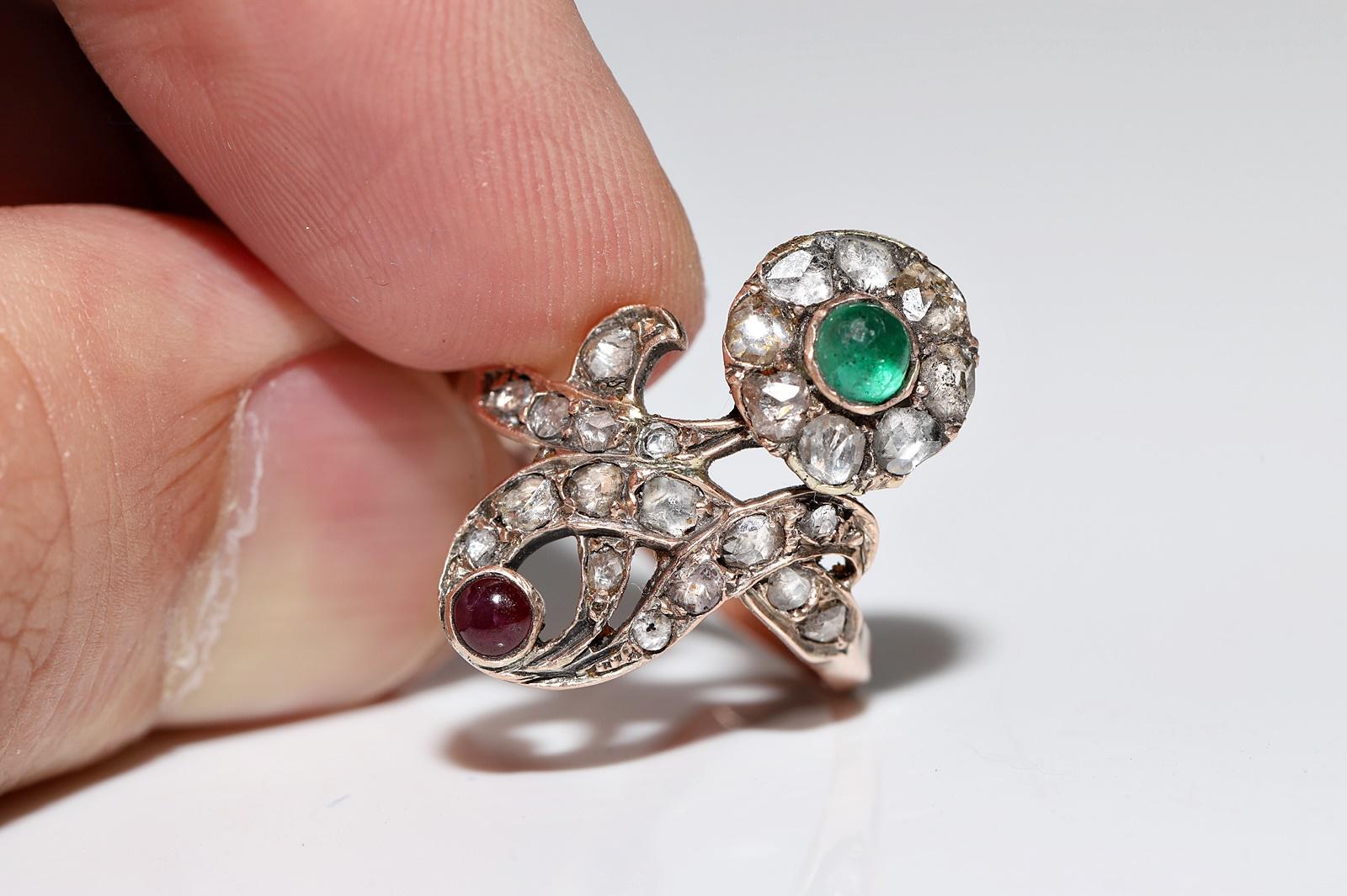 Bague ottomane ancienne datant des années 1900, 8 carats, diamant naturel taille rose, émeraude et rubis en vente 3