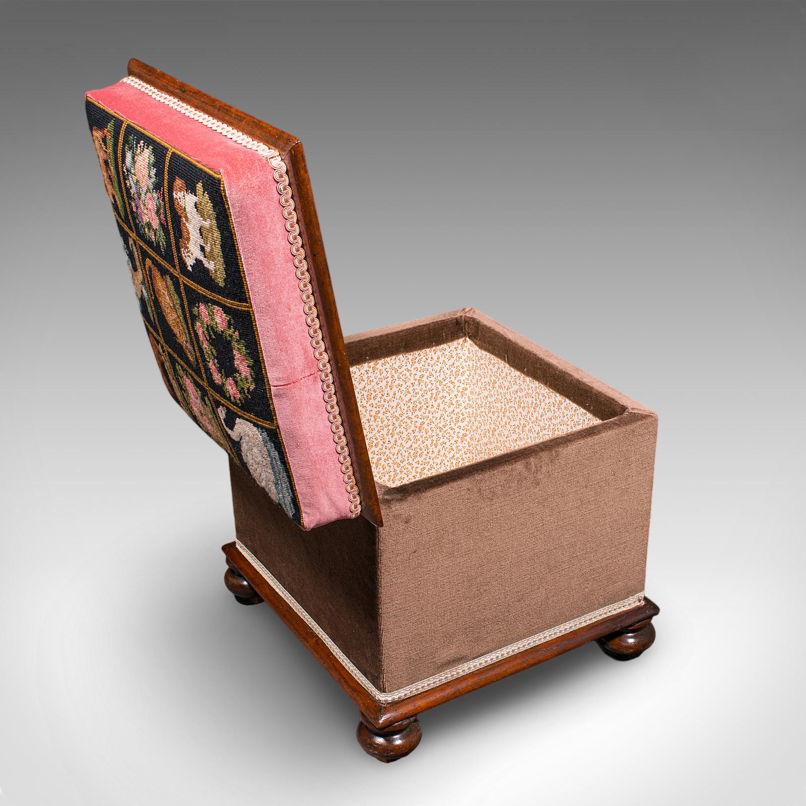 Se trata de un reposapiés otomano antiguo. Taburete de salón o tocador inglés, tapizado, de caoba, de la época victoriana, hacia 1860. Una pieza encantadoramente práctica, con un alegre punto de aguja y un útil almacenaje interior.

Encantador