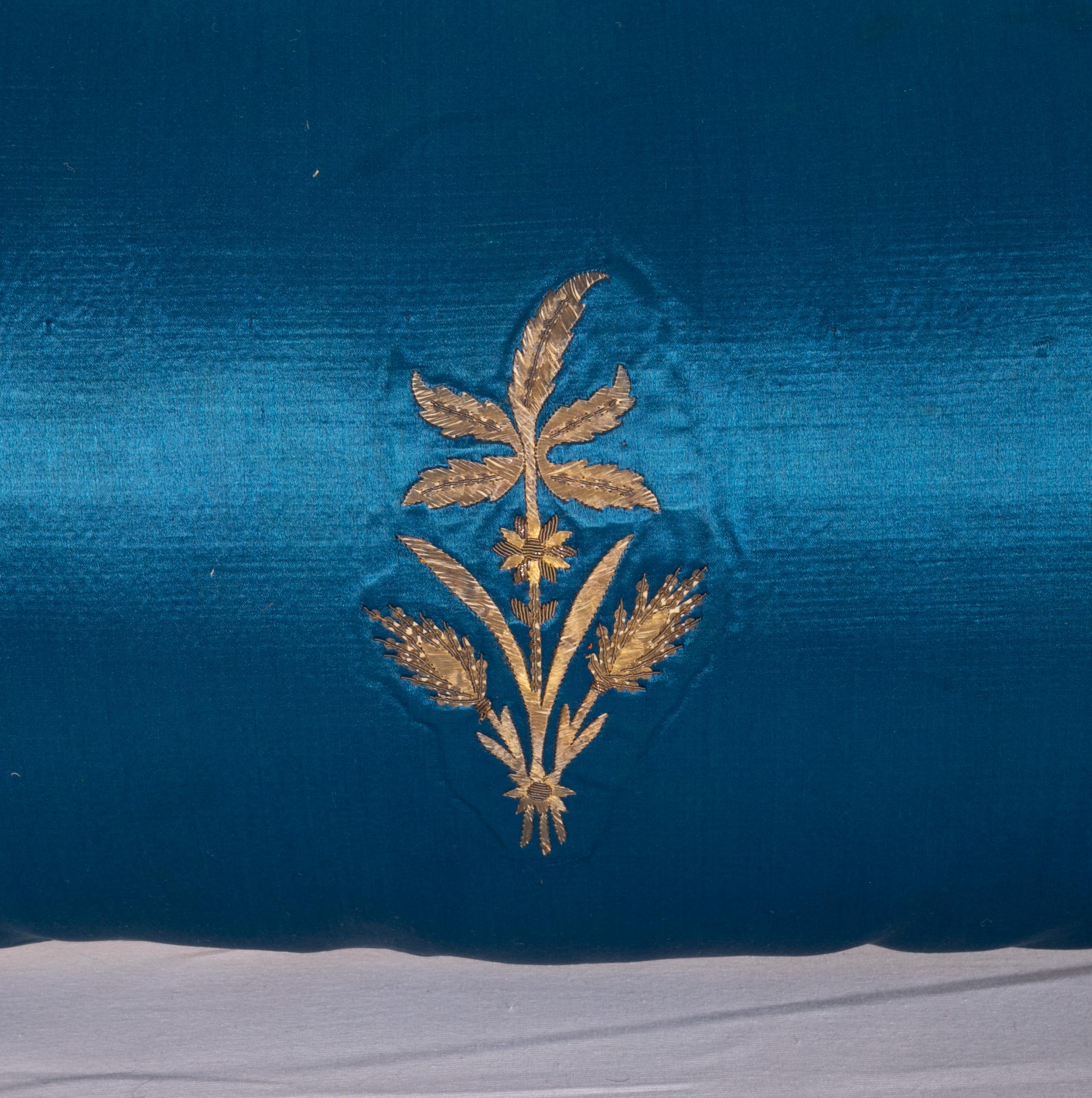 Antiker Polsterhocker, Gold auf blauen Kissenkästen, spätes 19. Jahrhundert (Metallfaden) im Angebot