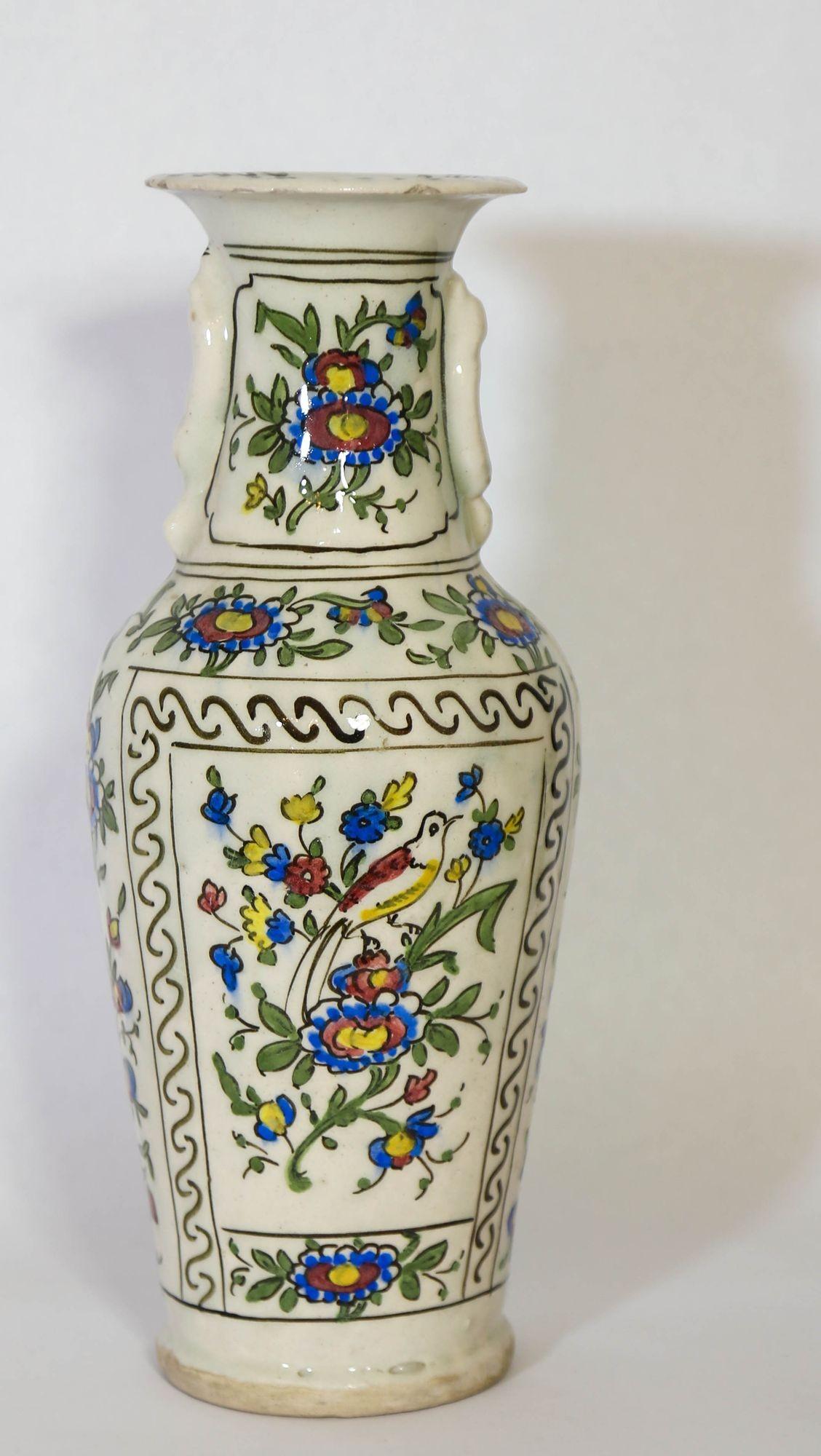 Vase turc ottoman Kutahya antique avec motif Iznik en vente 2