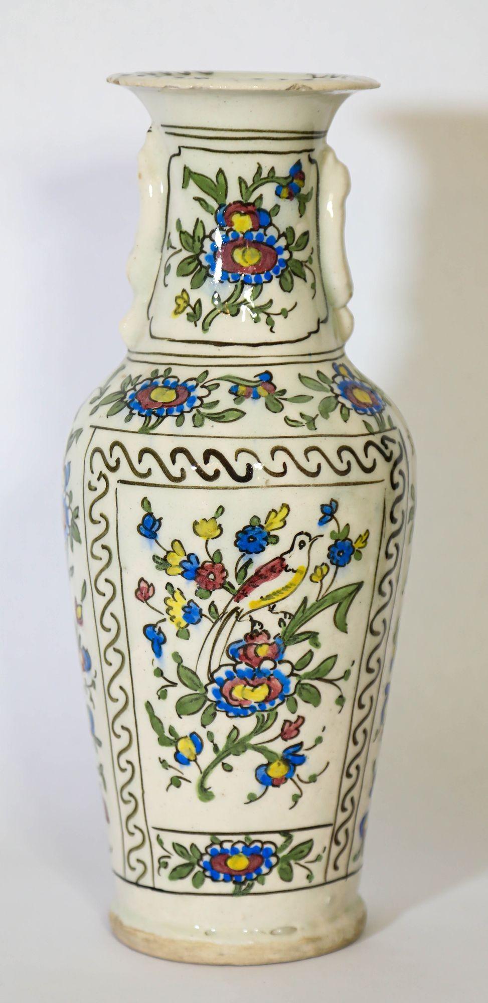 Ancien vase turc Kutahya avec Iznik Ottoman Islamic Design.
Ancien vase ottoman en faïence turque Kütahya.
Vase en faïence du Moyen-Orient fabriqué à la main avec une décoration sous glaçure de motifs floraux et de feuilles peints à la main en bleu,