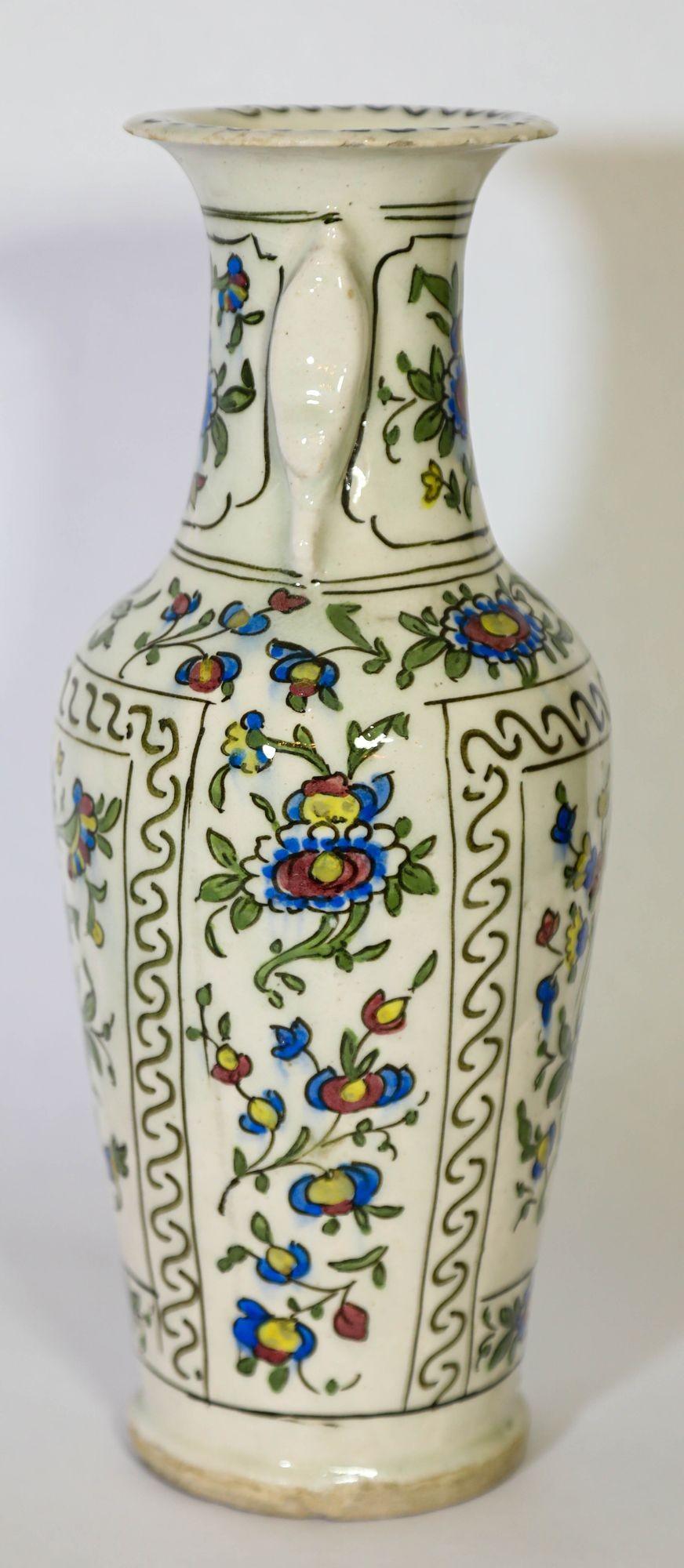 Islamique Vase turc ottoman Kutahya antique avec motif Iznik en vente