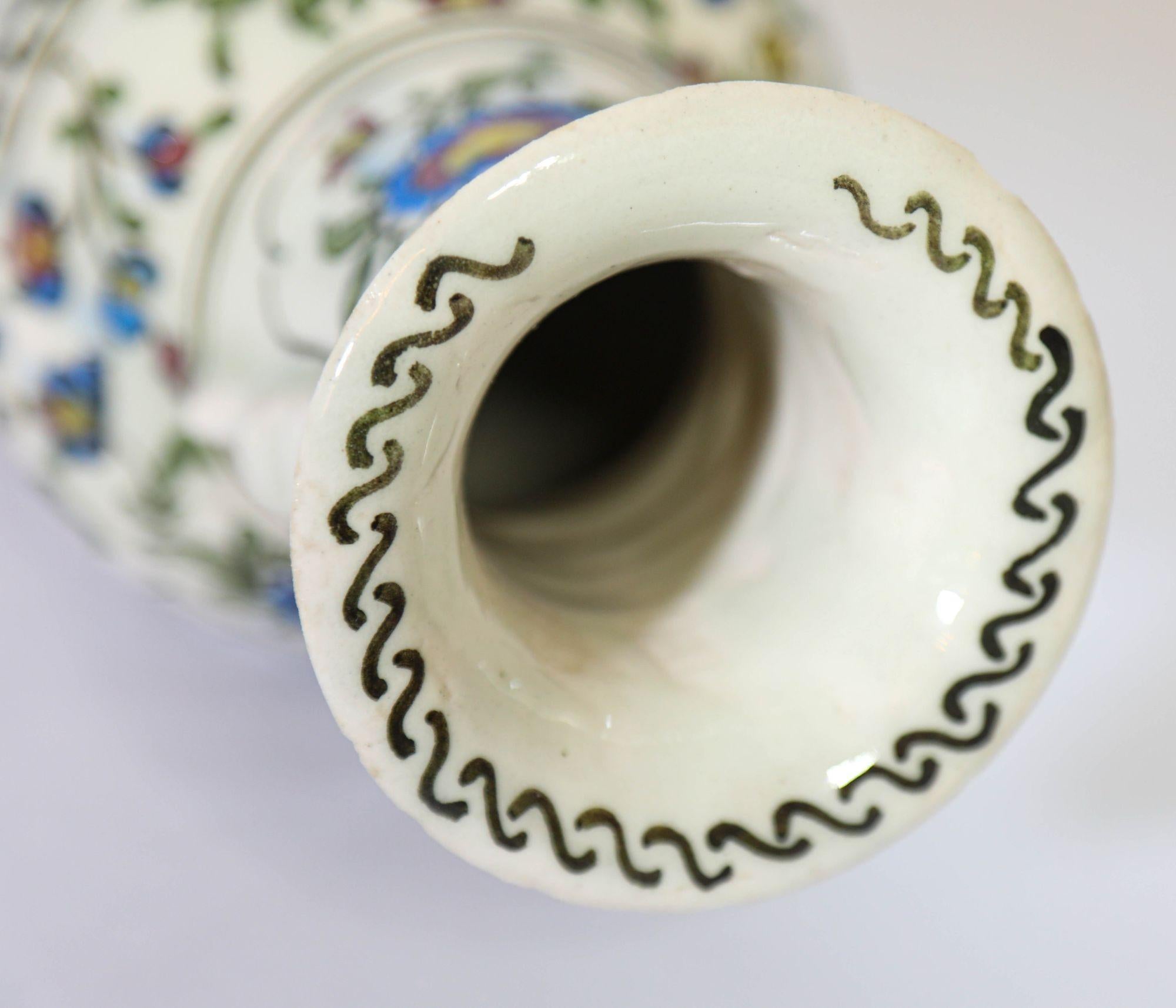 20ième siècle Vase turc ottoman Kutahya antique avec motif Iznik en vente