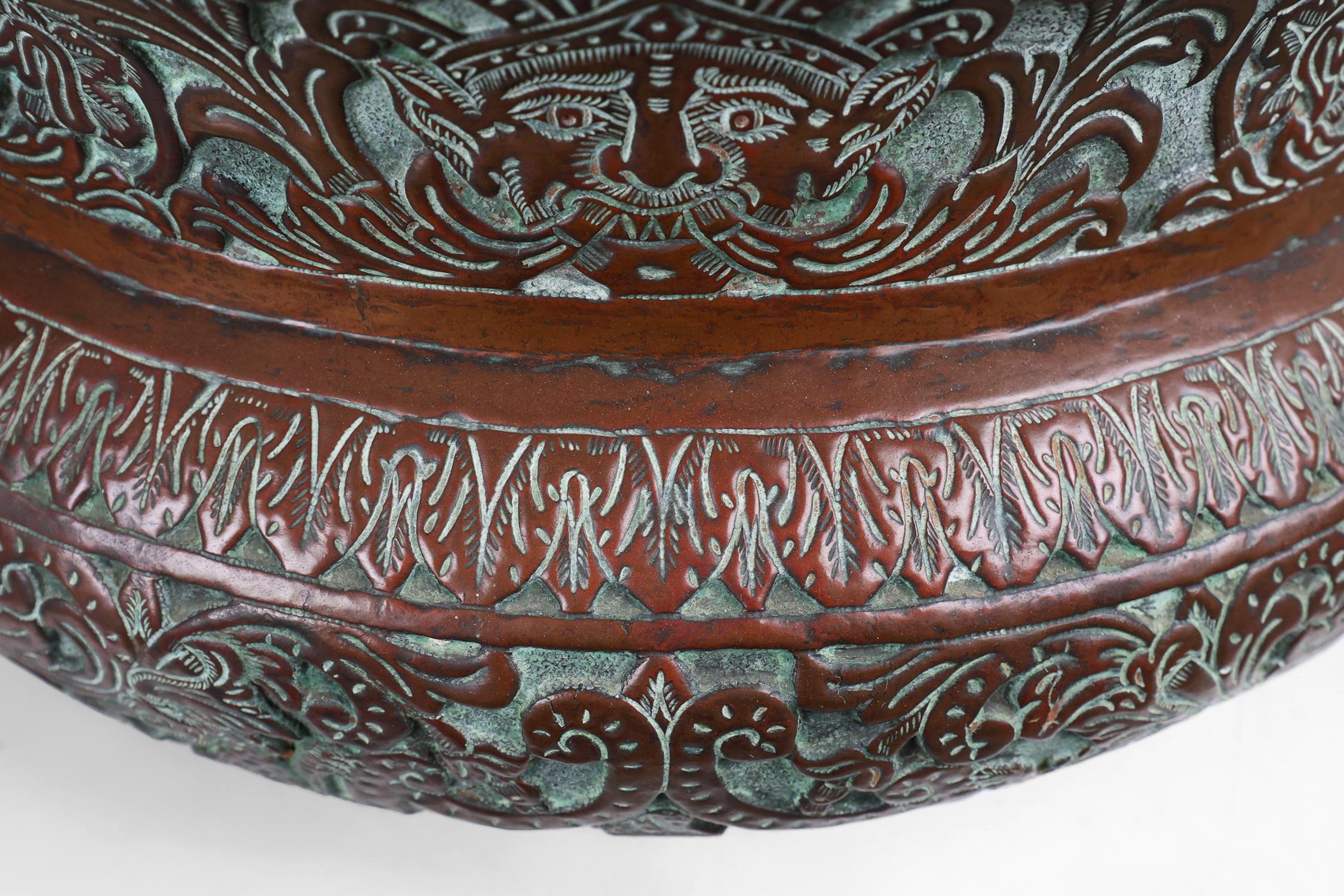 Islamico Antico cache-pot ottomano rotondo in rame inciso, 1850 ca. in vendita