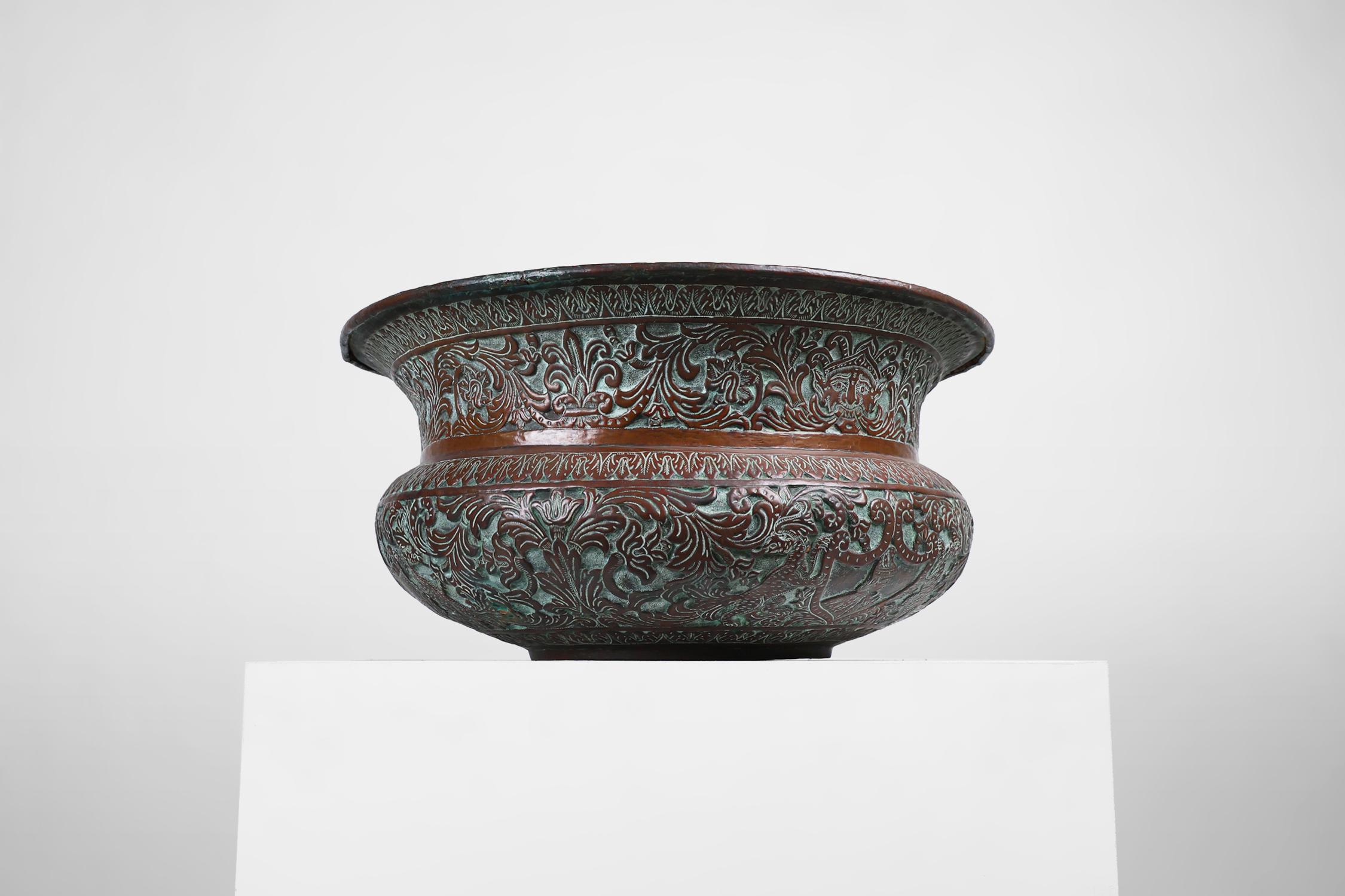 Goffrato Antico cache-pot ottomano rotondo in rame inciso, 1850 ca. in vendita