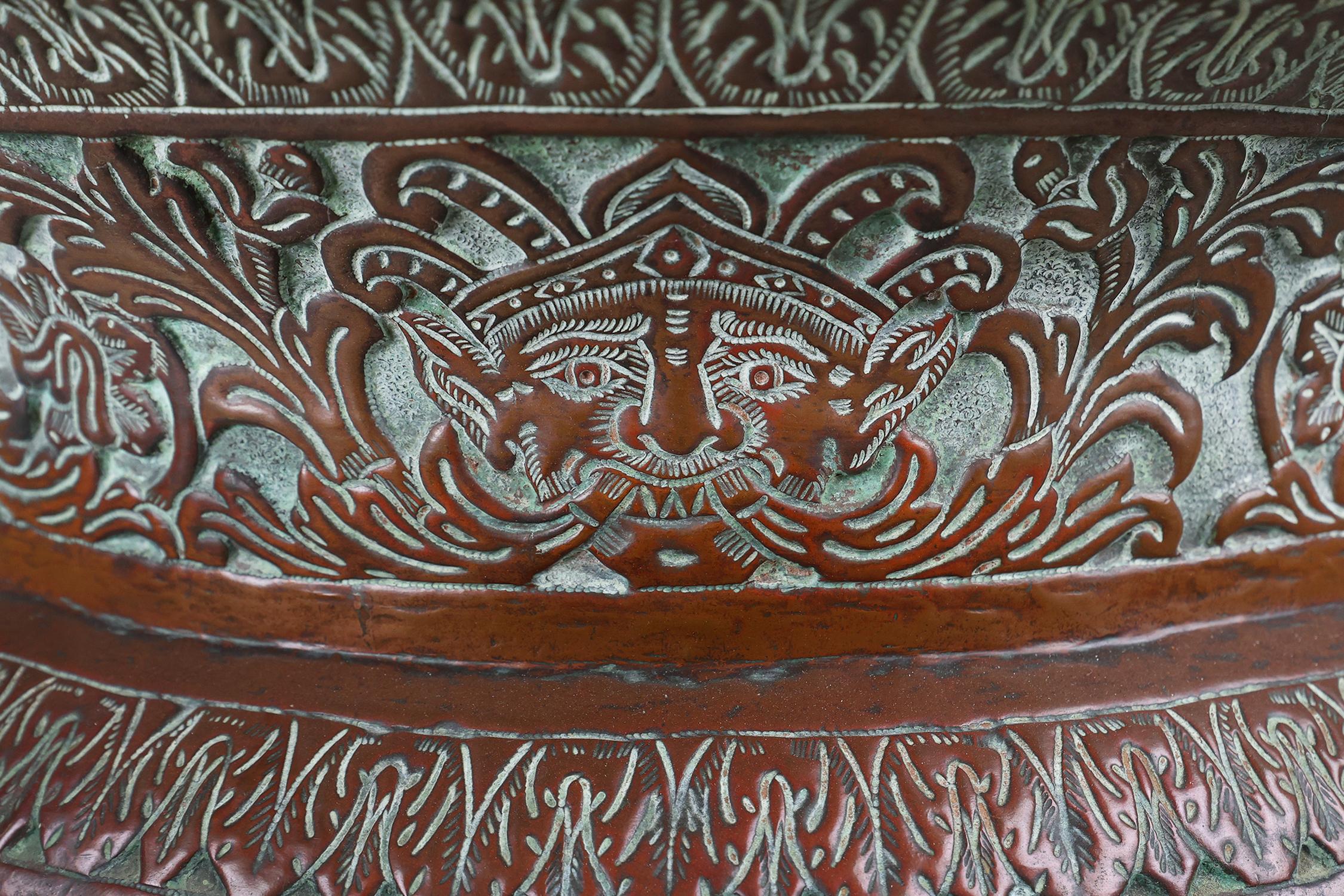 XIX secolo Antico cache-pot ottomano rotondo in rame inciso, 1850 ca. in vendita