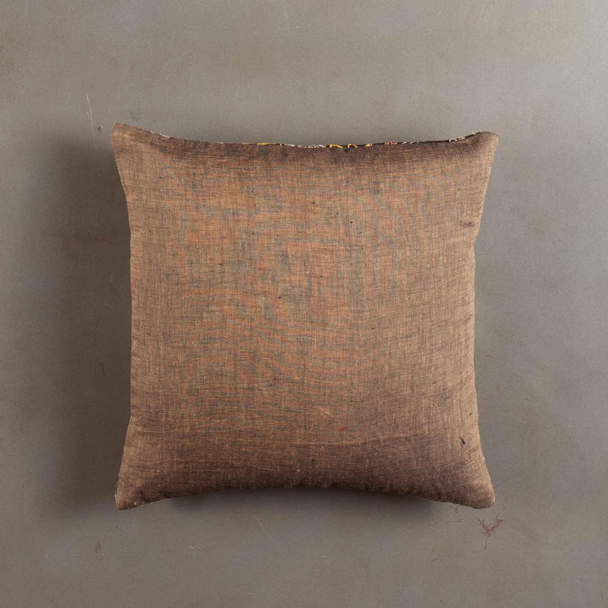 Cette magnifique taie d'oreiller est fabriquée à partir d'un ancien textile de laine de la fin de l'époque ottomane et présente un motif central Tughra, un emblème calligraphique impérial traditionnellement utilisé par les sultans ottomans. Entouré