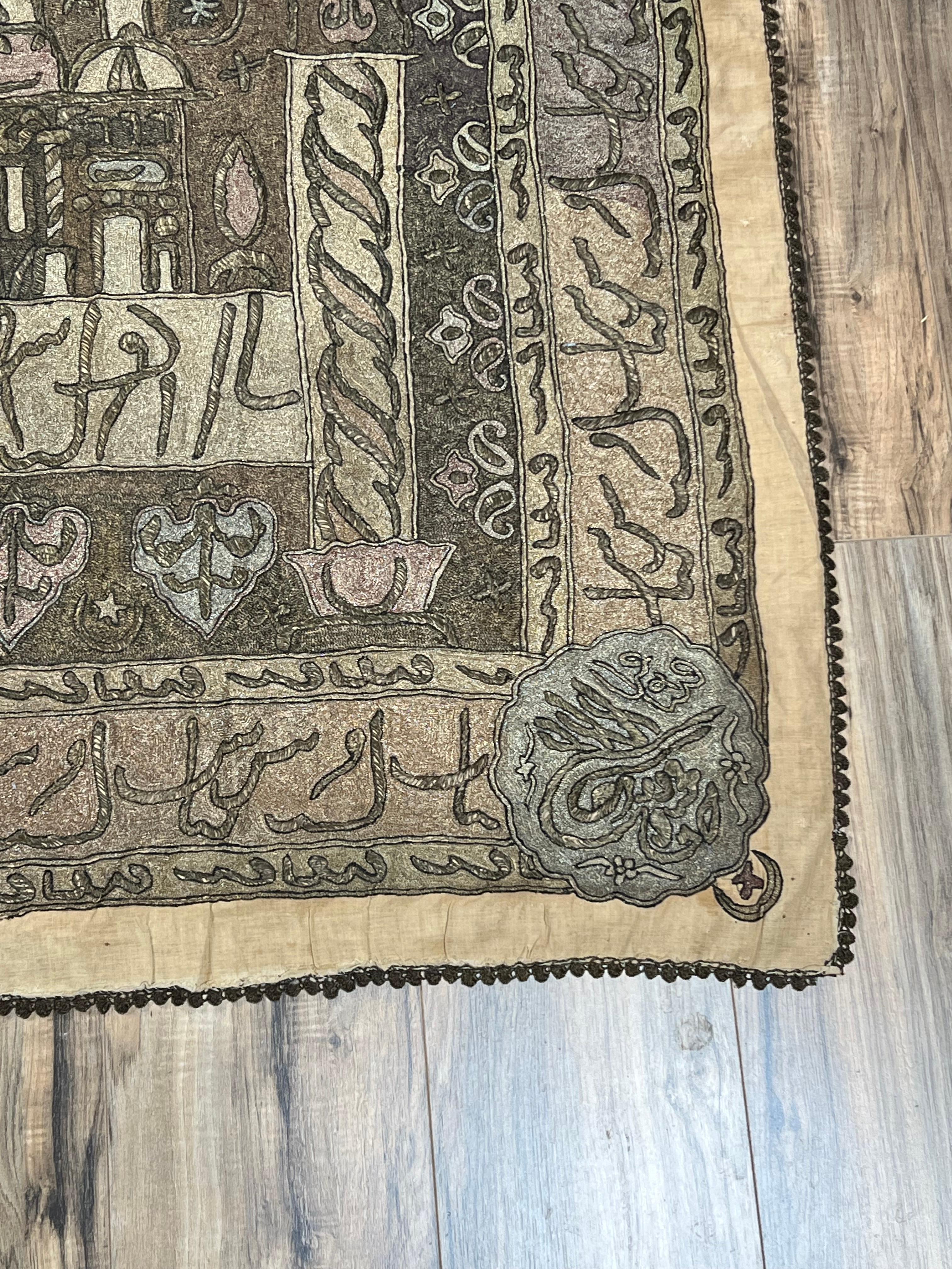 Antike osmanische türkische Moschee-Stickerei, ca. Spätes 19. Jahrhundert 4' x 5'2 (Wolle) im Angebot