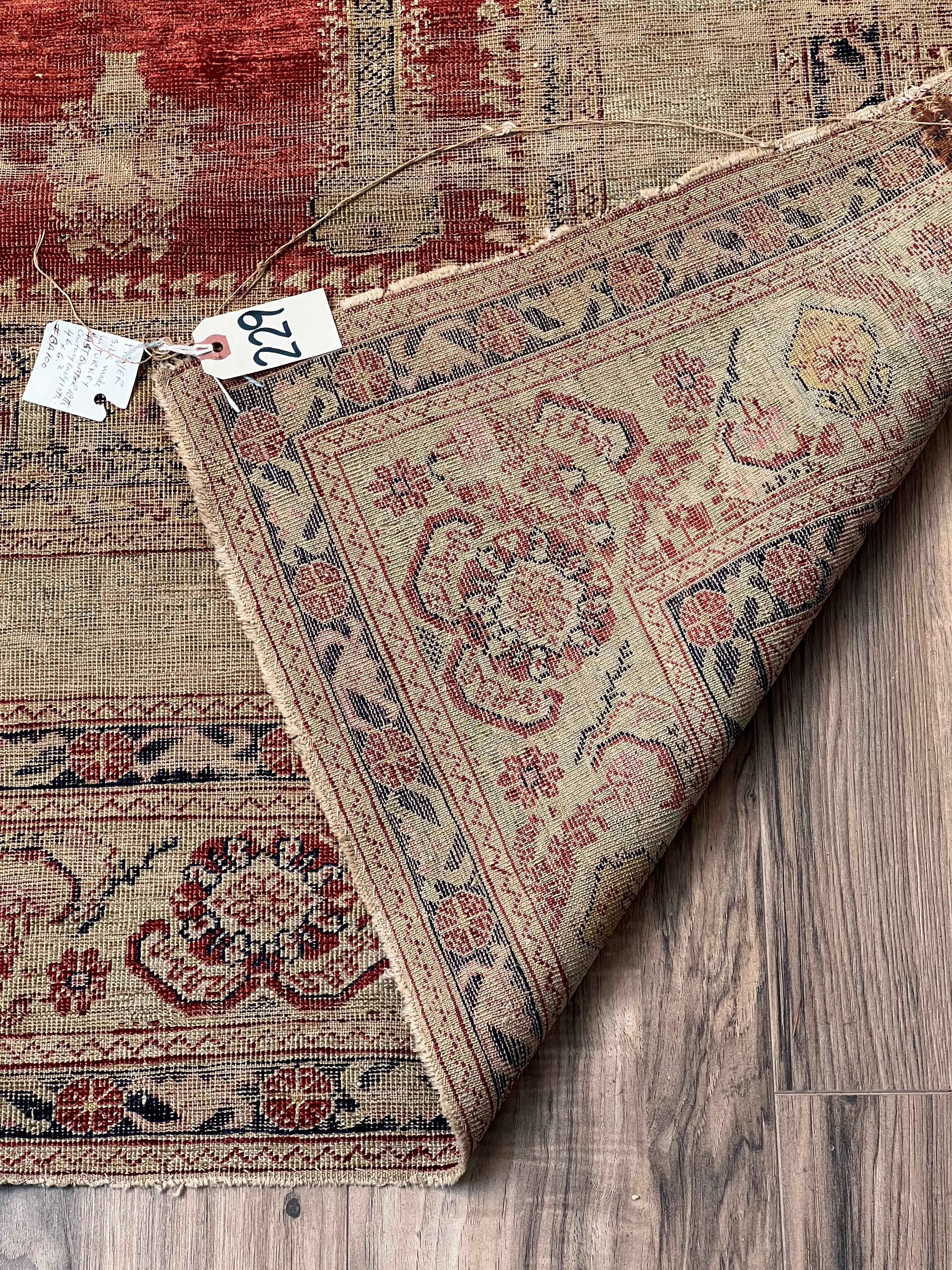 Antiker osmanisch-türkischer Seidengebetsteppich, c. Spätes 18. Jahrhundert 4'6 x 6'2 im Angebot 4