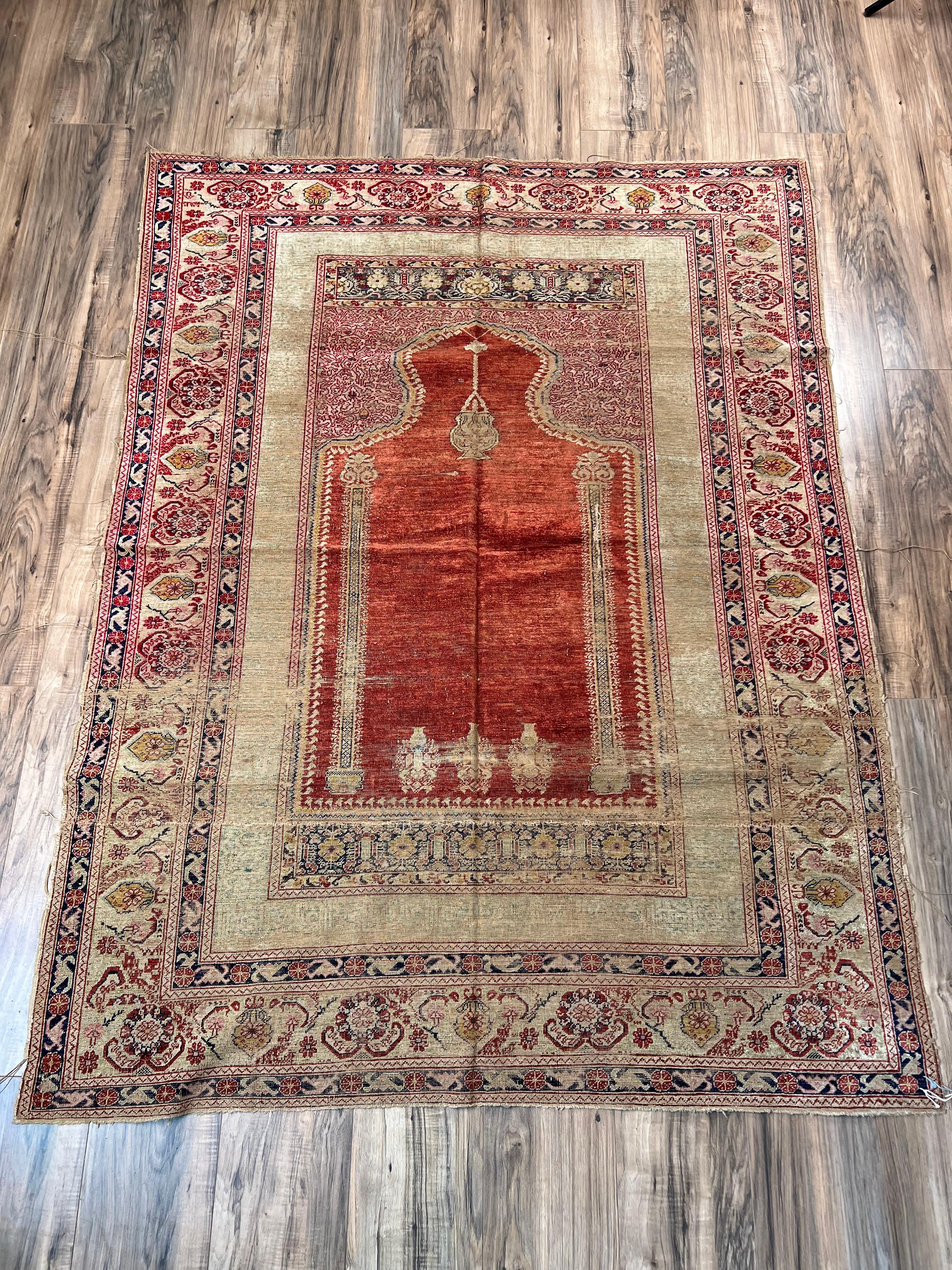 Dieser exquisite Seidengebetsteppich stammt aus dem späten 18. Jahrhundert und ist ein hervorragendes Beispiel osmanisch-türkischer Textilkunst. Der vollständig aus Seide gewebte Teppich zeigt eine dramatische rote Mihrab, die von zarten