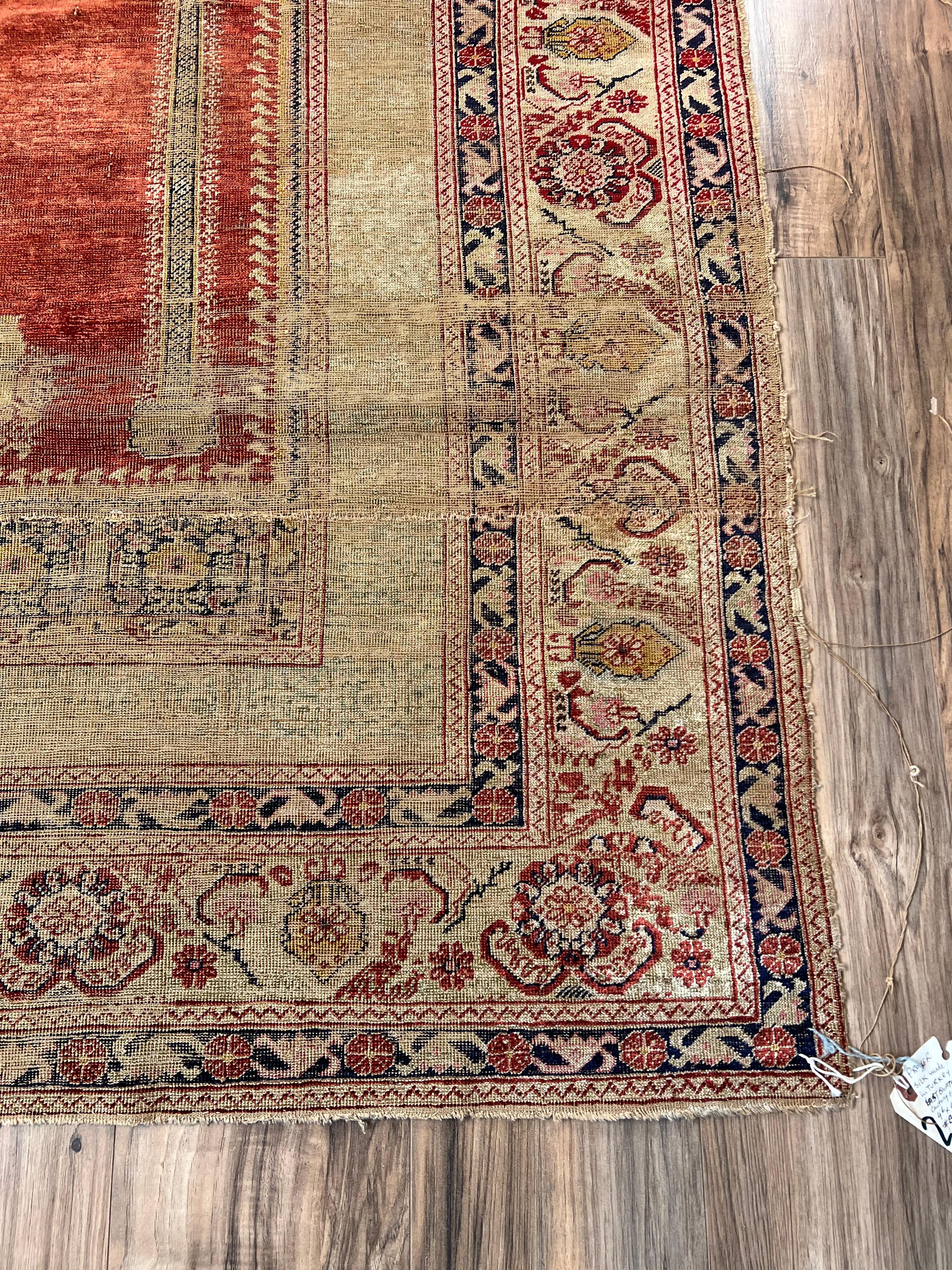 Antiker osmanisch-türkischer Seidengebetsteppich, c. Spätes 18. Jahrhundert 4'6 x 6'2 (Türkisch) im Angebot
