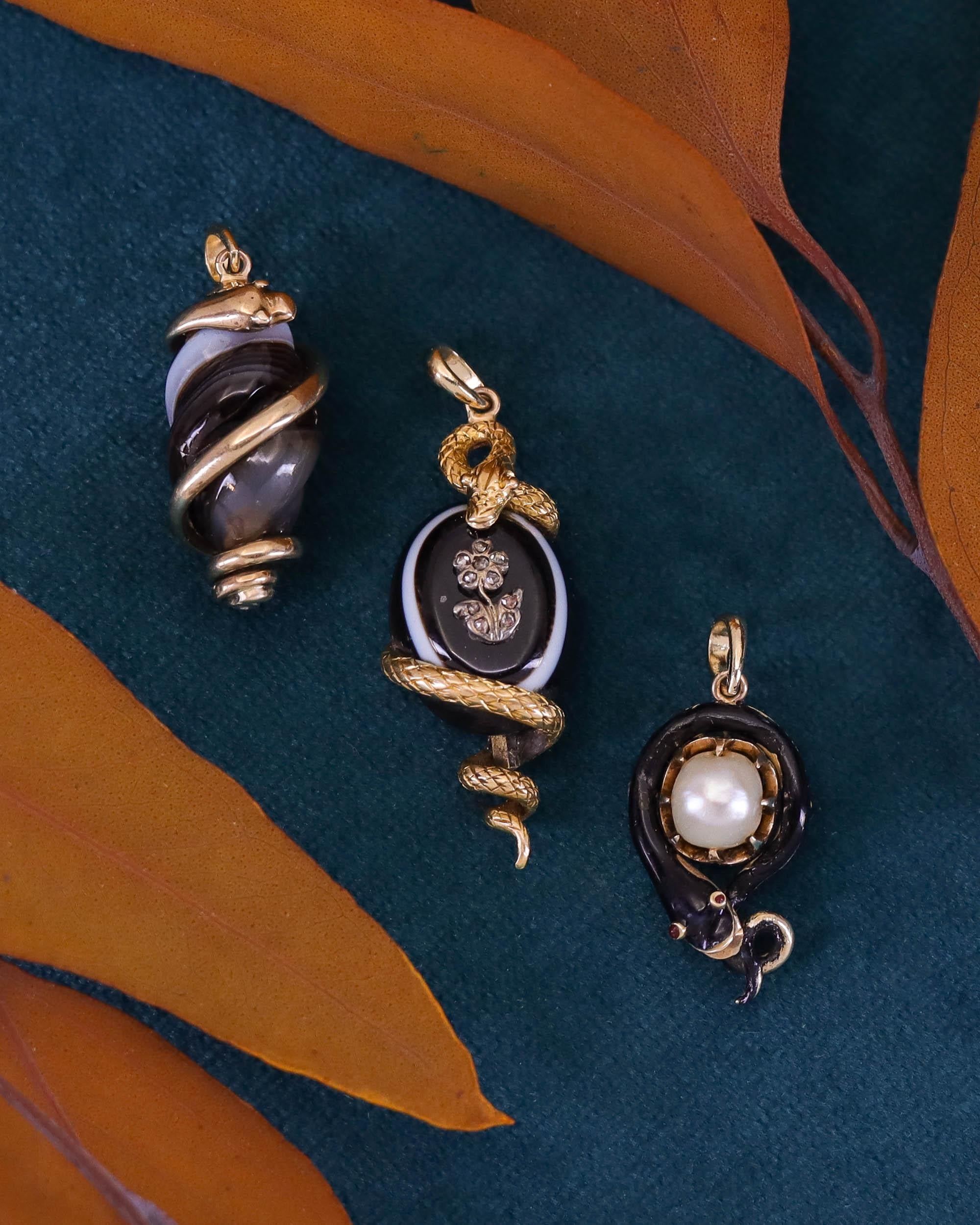 Pendentif serpent Ouroboros en émail, perle et or 12k Pour femmes en vente