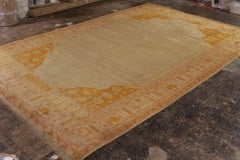 Antiker antiker Oushak-Teppich aus Wolle in Beige und Gold von Teppich & Kelim