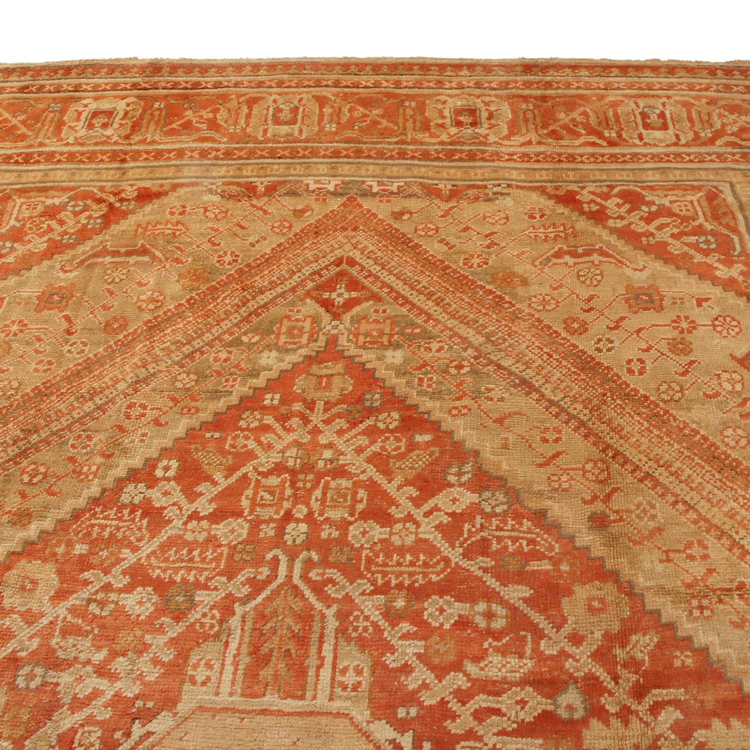 Fabriqué en laine nouée à la main et originaire de Turquie vers 1890-1900, ce tapis antique 11x15 est une trouvaille particulièrement rare et royale parmi les tapis Oushak de cette période. Il s'agit d'un exemple spacieux et complexe de ce style