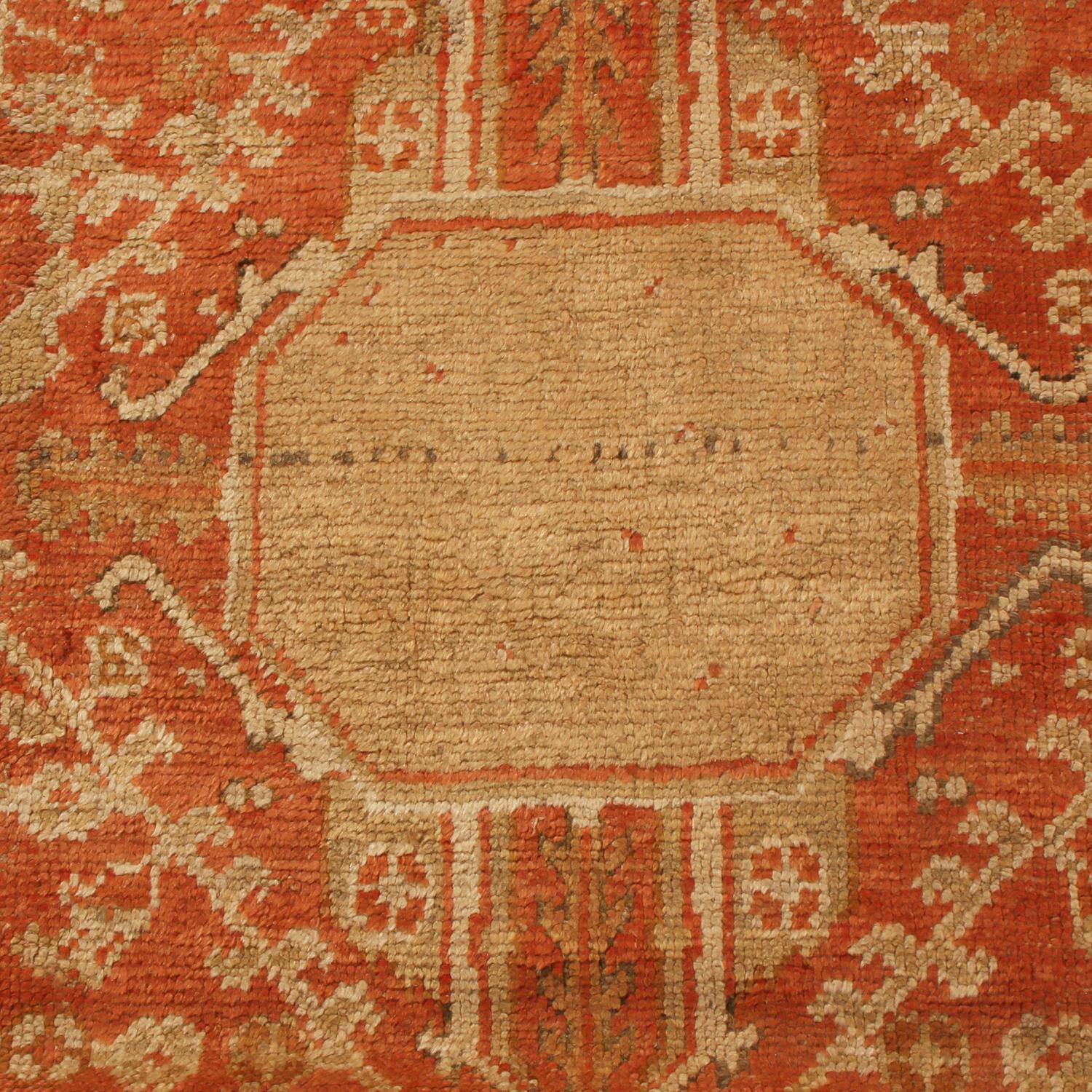 Antiker antiker Oushak-Wollteppich in Beige und Rot mit Medaillonfeldmuster von Teppich & Kelim (Handgeknüpft) im Angebot