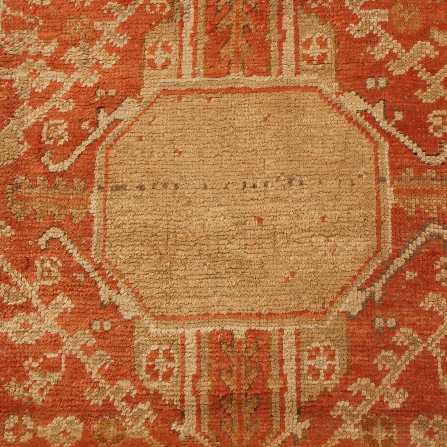 Tapis antique Oushak en brun et or avec motif de médaillon royal - Rug & Kilim Bon état - En vente à Long Island City, NY
