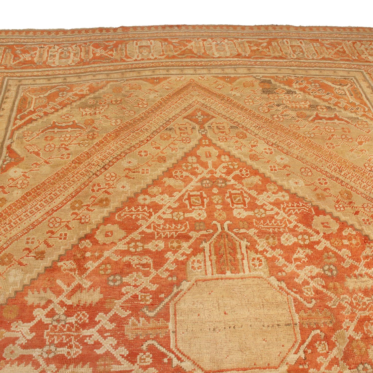 Fin du XIXe siècle Tapis antique Oushak en brun et or avec motif de médaillon royal - Rug & Kilim en vente