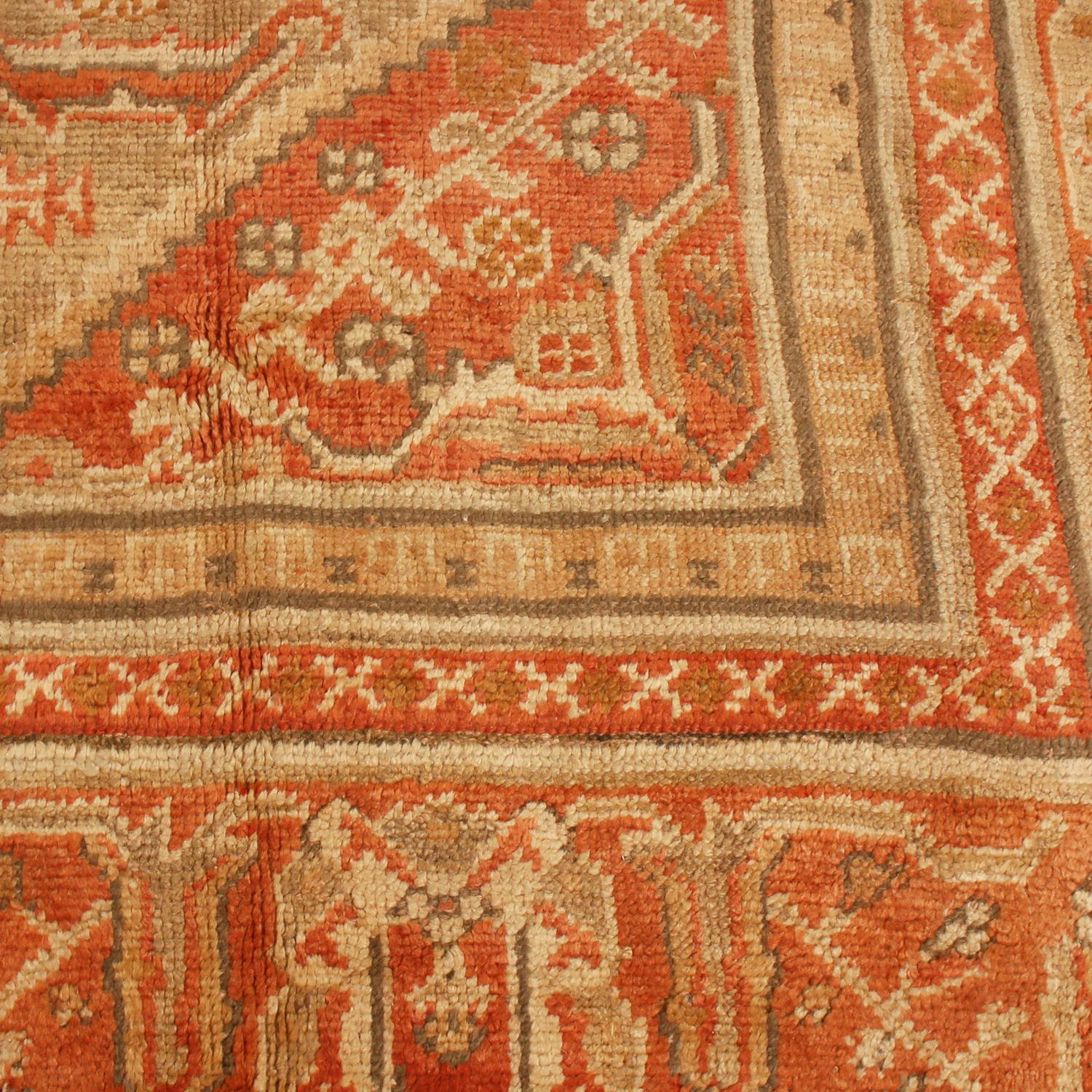 Antiker antiker Oushak-Wollteppich in Beige und Rot mit Medaillonfeldmuster von Teppich & Kelim (Spätes 19. Jahrhundert) im Angebot