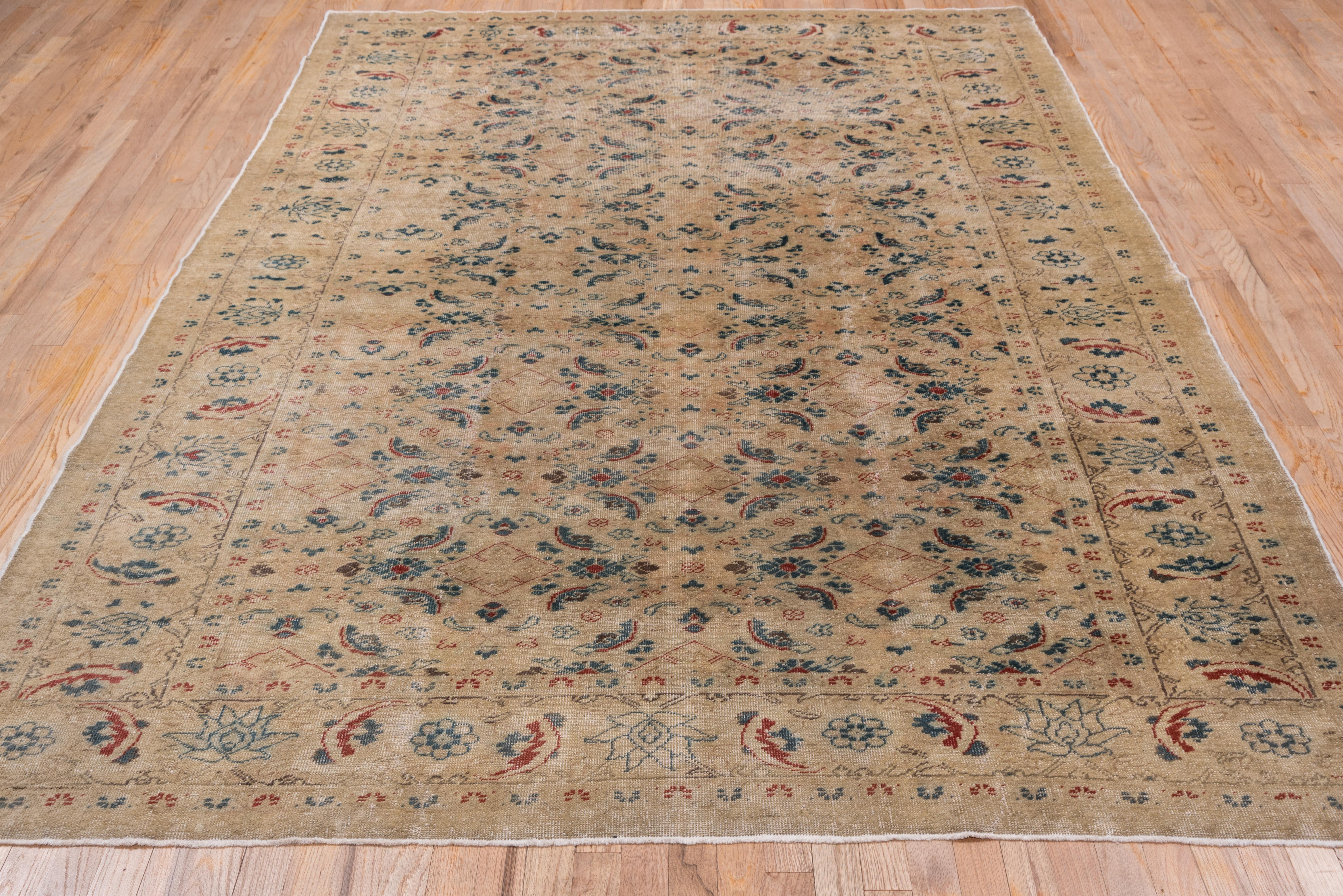 Antiker Oushak-Teppich, beigefarbenes Feld, persischer Stil (Türkisch) im Angebot