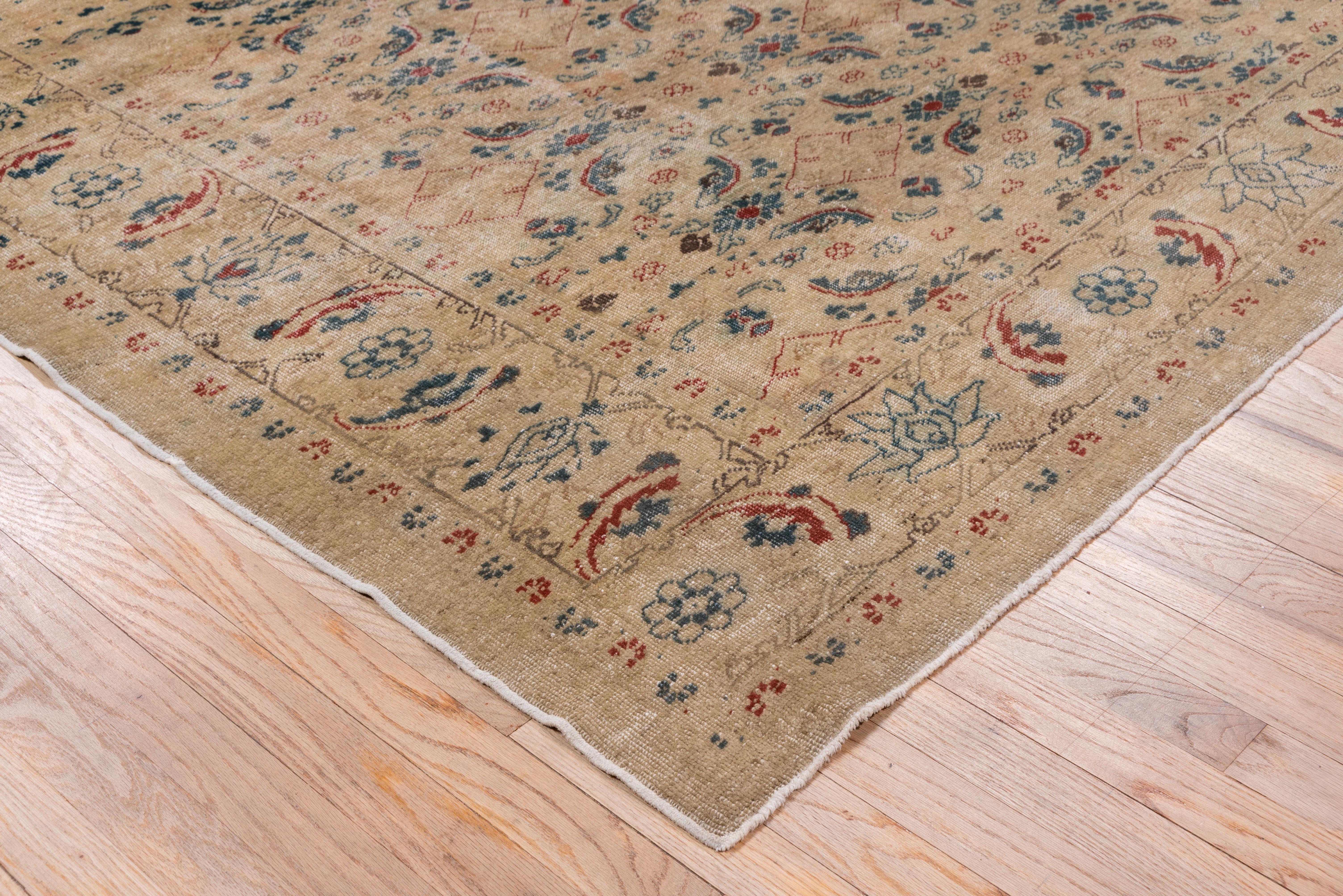 Antiker Oushak-Teppich, beigefarbenes Feld, persischer Stil (Wolle) im Angebot