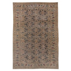 Antiker Oushak-Teppich, beigefarbenes Feld, persischer Stil