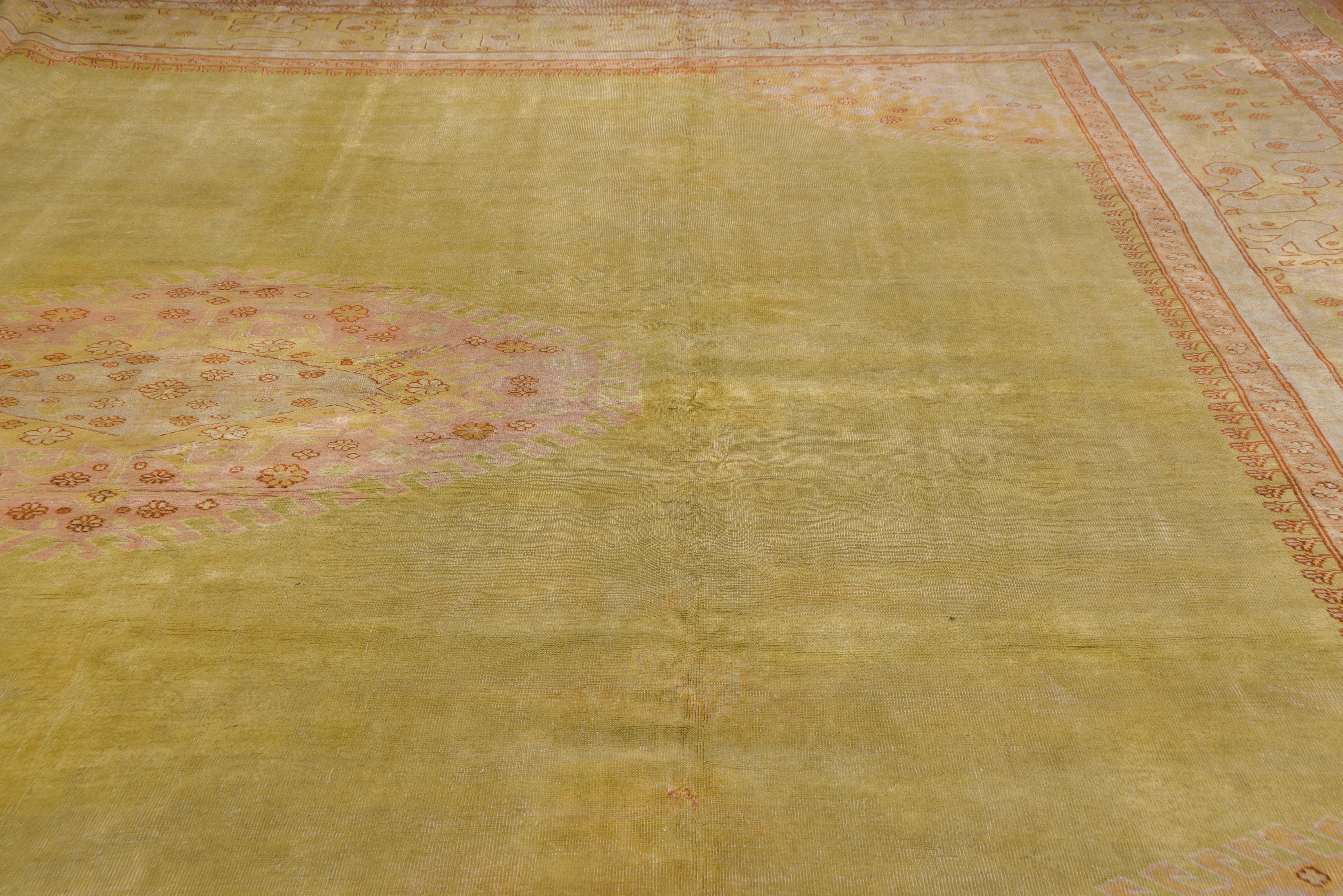 Alfombra antigua de Oushak, campo verde, tonos suaves, hacia 1920 Turco en venta