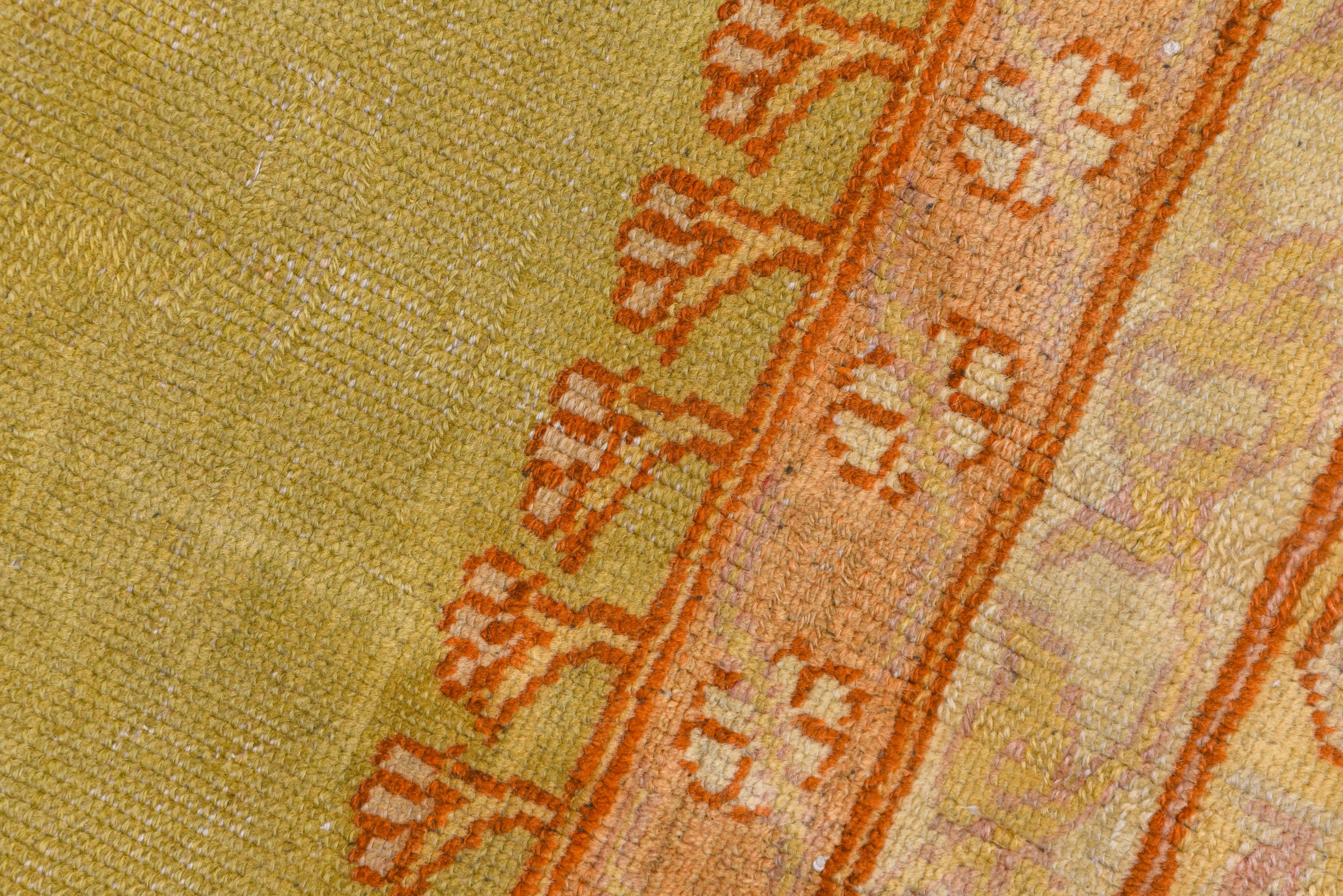 Alfombra antigua de Oushak, campo verde, tonos suaves, hacia 1920 en Bueno estado para la venta en New York, NY