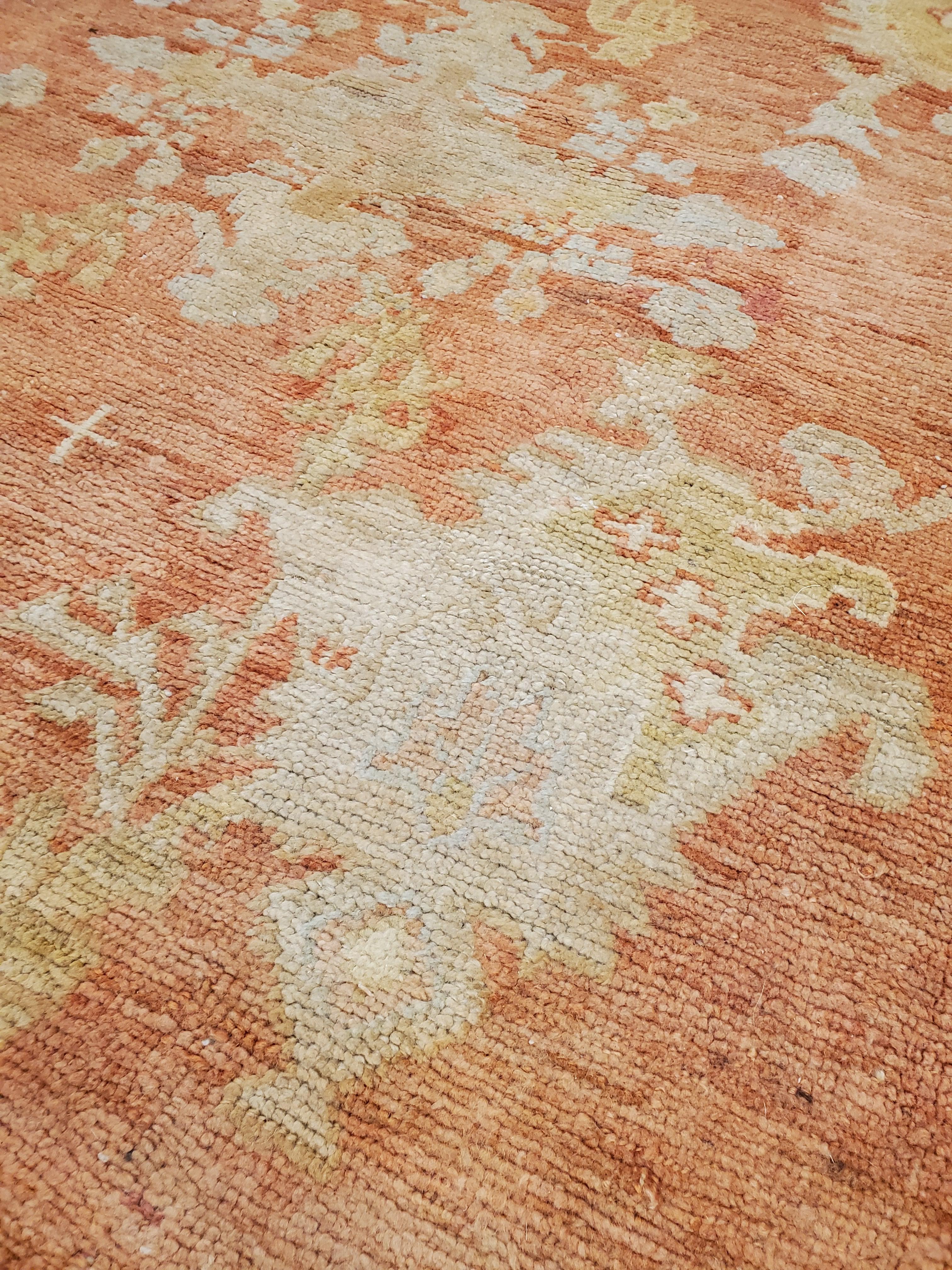 Alfombra Oushak Antigua, Alfombra Oriental Hecha a Mano, Campo Coral, Oro, Borde Marfil siglo XX en venta
